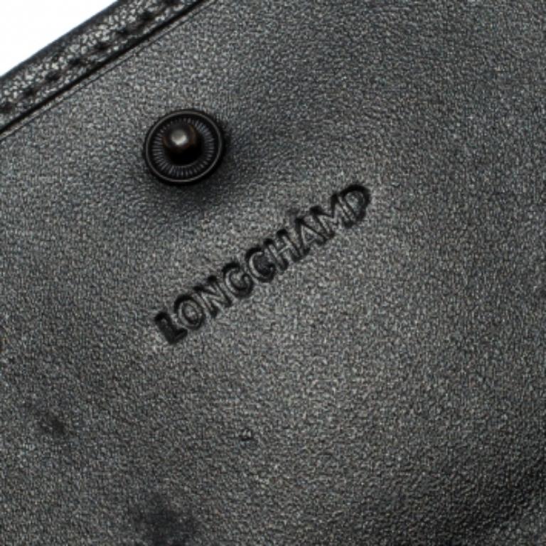 Portafoglio compatto Longchamps in pelle grigia metallizzata con patta e pulsante In condizioni discrete in vendita a Dubai, Al Qouz 2
