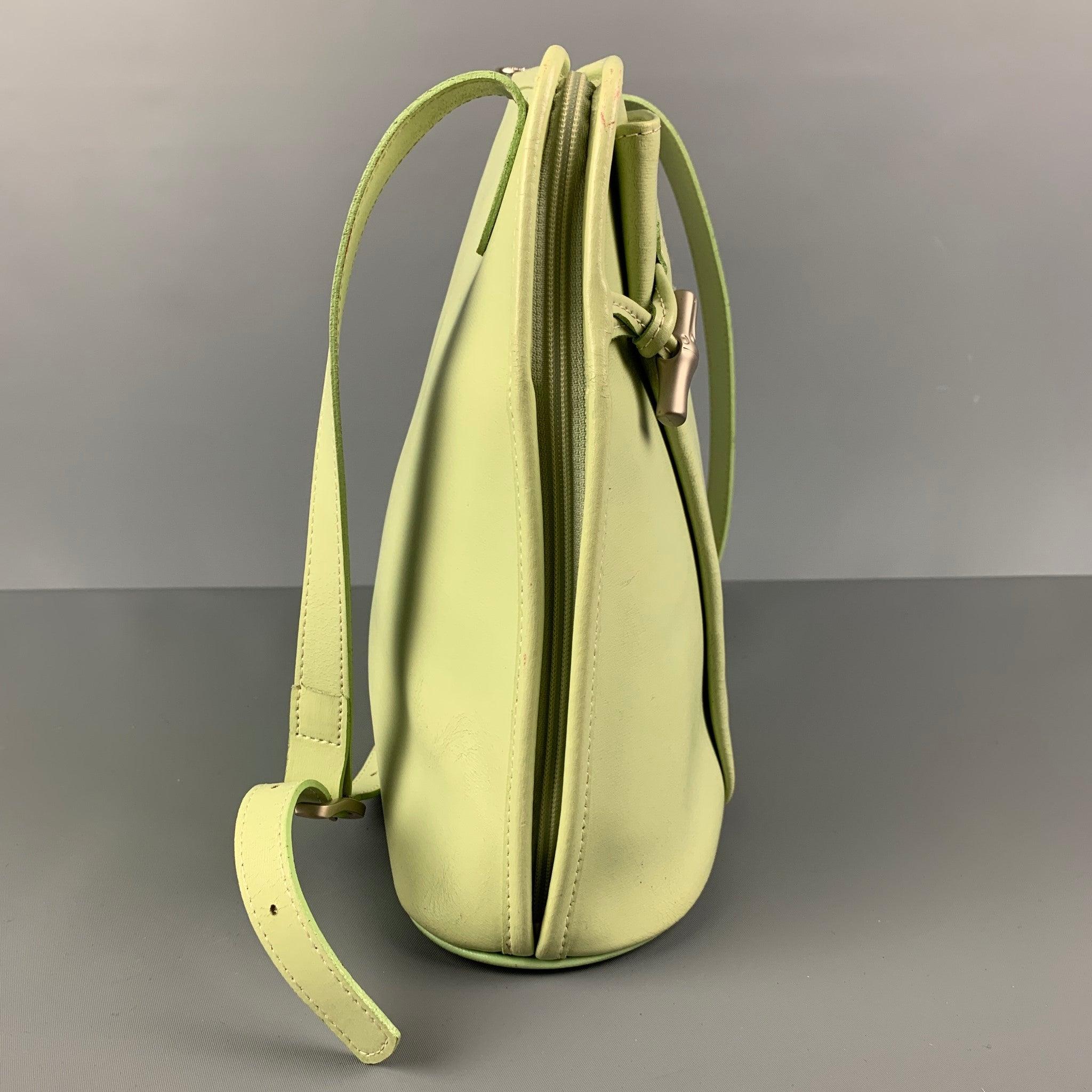 Le sac Longchamps est en similicuir menthe et comporte une bandoulière réglable, des ferrures argentées et une fermeture à glissière.
Très bien
Etat d'occasion. Légère usure au niveau du bas et de la sangle.  

Marqué :   49538 

Mesures : 
 