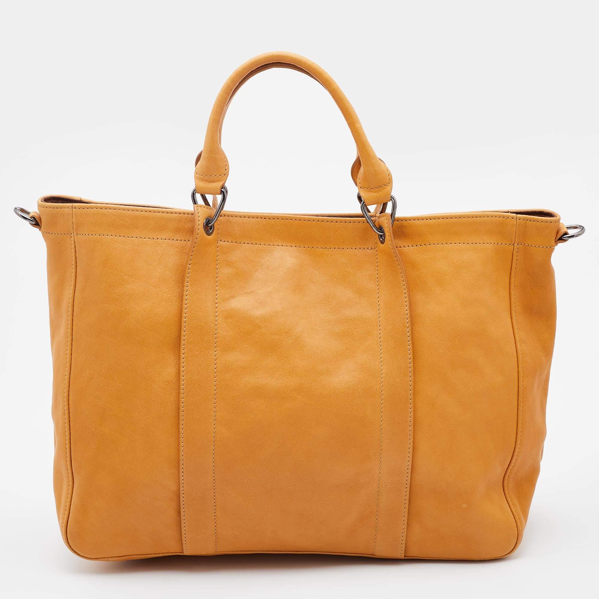 Be it your daily commute to work, shopping sprees, and vacations, a Longchamp tote bag will never fail you. This designer creation is made to last and assist you in your fashion-filled days.

Includes: Original Dustbag, Detachable Strap

