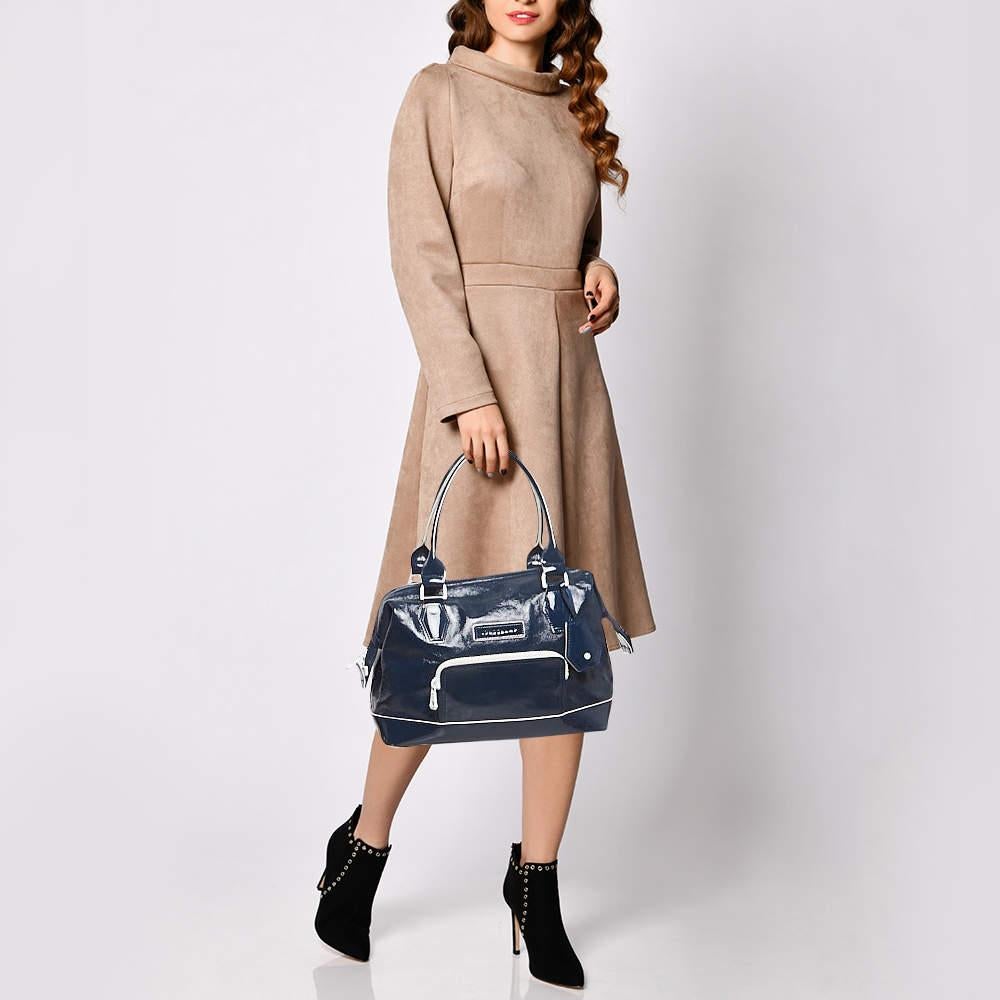 Offrez-vous le luxe avec ce sac Longchamp. Méticuleusement fabriqué à partir de matériaux de première qualité, il allie un design exquis, un savoir-faire impeccable et une élégance intemporelle. Cet accessoire de mode rehausse votre style.