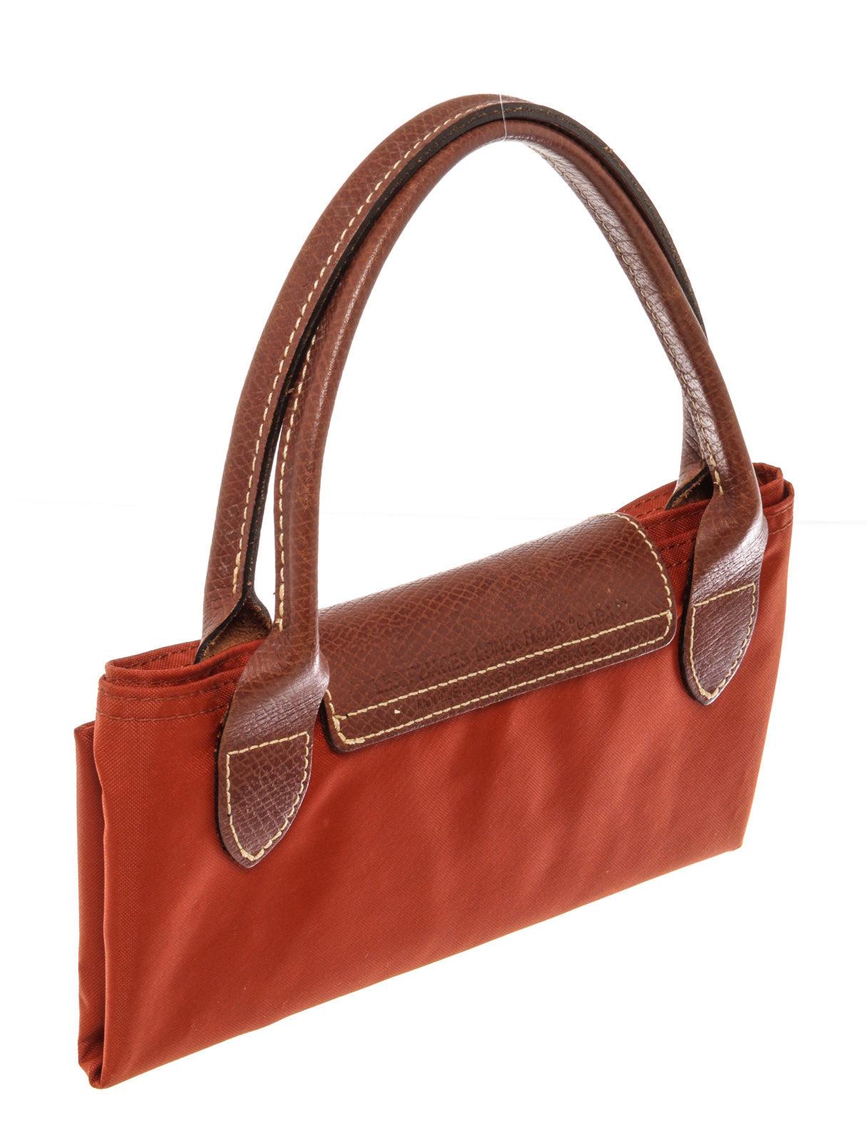 Longchamp Red Nylon Le Pliage Medium no zipper tote bag with gold-tone hardware In Good Condition For Sale In Irvine, CA