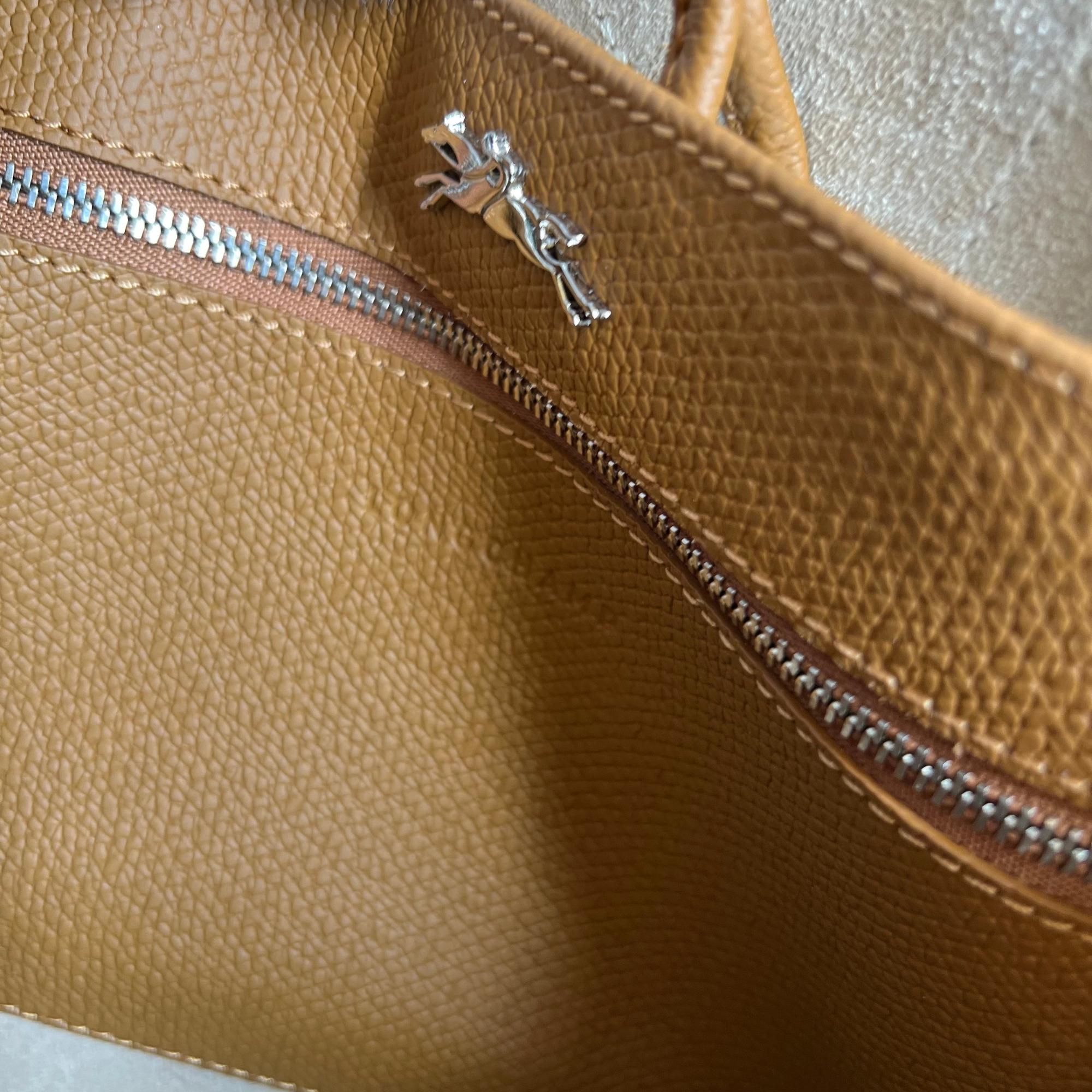 Longchamp Roseau Caramel Beige Handbag In Excellent Condition In Montreal, Quebec