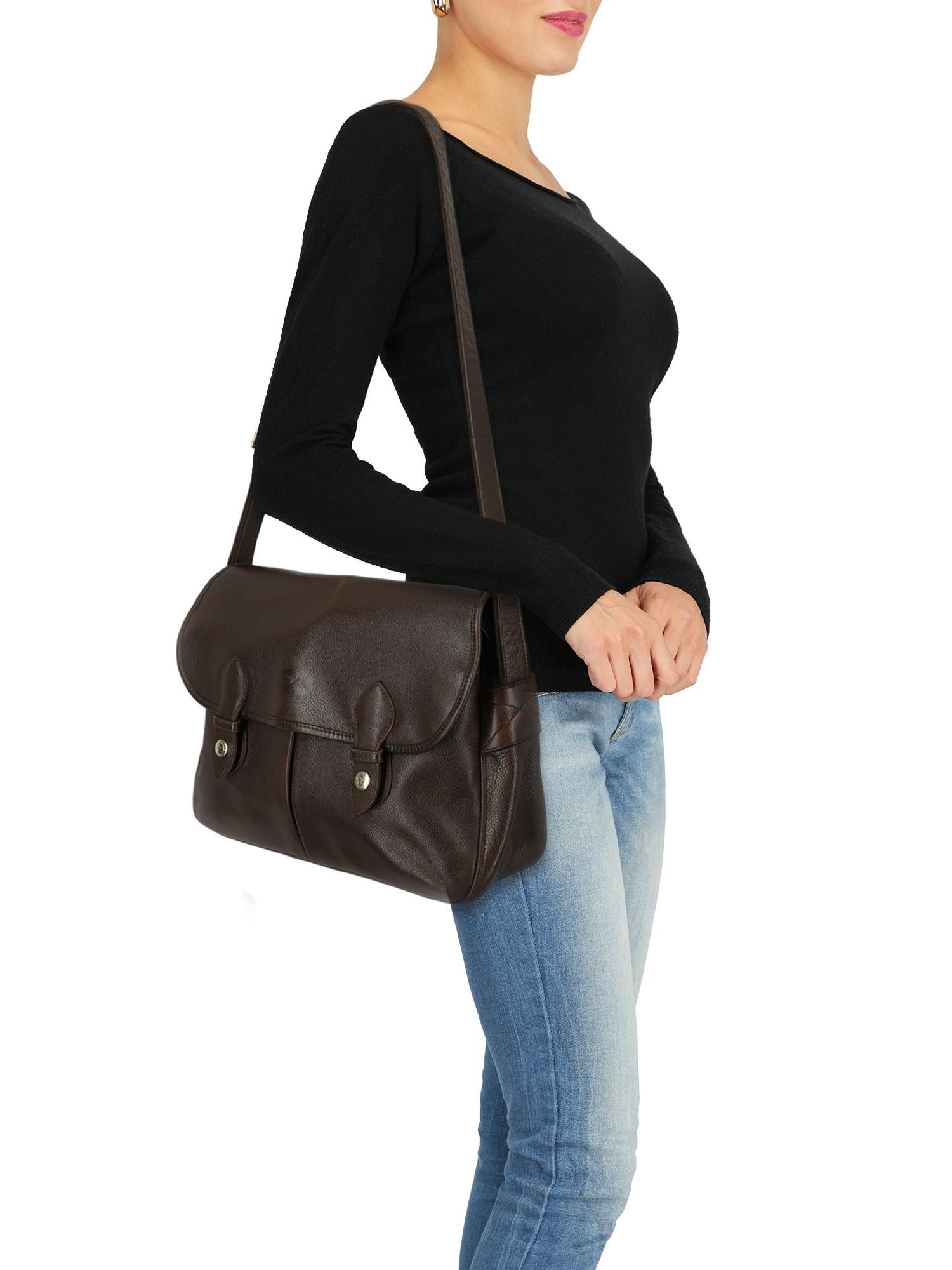Bag, leather, solid color, front logo, zipper fastening, gold-tone hardware, internal zipped pocket, internal pockets, day bag

Includes:
- Dust bag

Product Condition: Very Good
Lining: negligible residues. Hardware: visible scuffing. Corners and