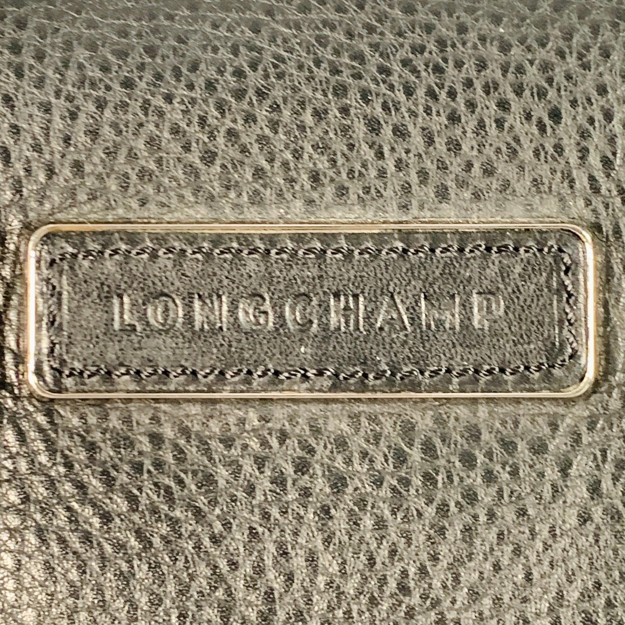 Borsa KATE MOSS per Longchamps
in pelle nera con doppie fibbie decorative in metallo argentato sul davanti e sul retro, manici superiori e chiusura a zip. Piccolo segno all'interno della borsa, piccoli segni di usura esterna. 

Misure: 
  Lunghezza: