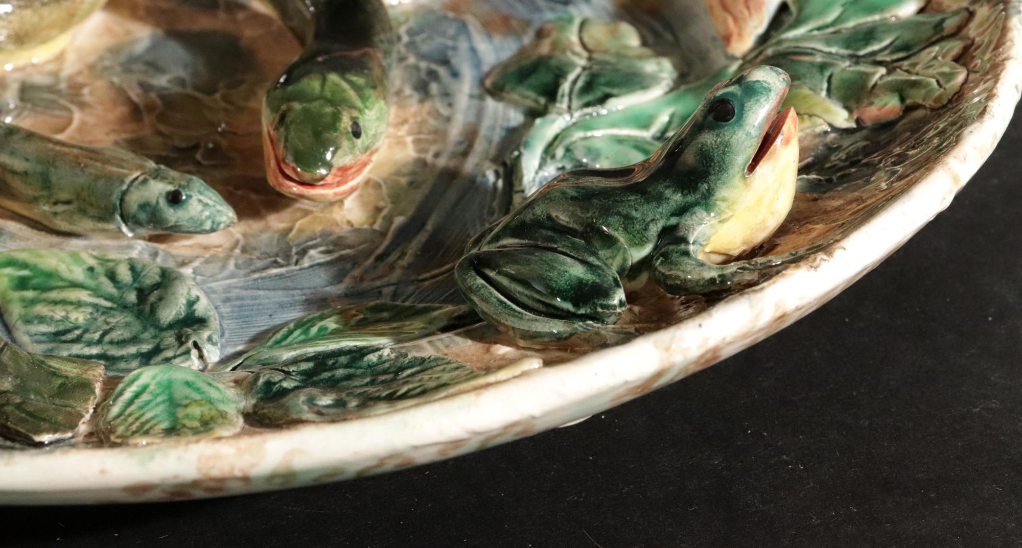 La ménagerie sauvage de Longchamp en majolique :  Plat à Palissy en majolique française en vente 3