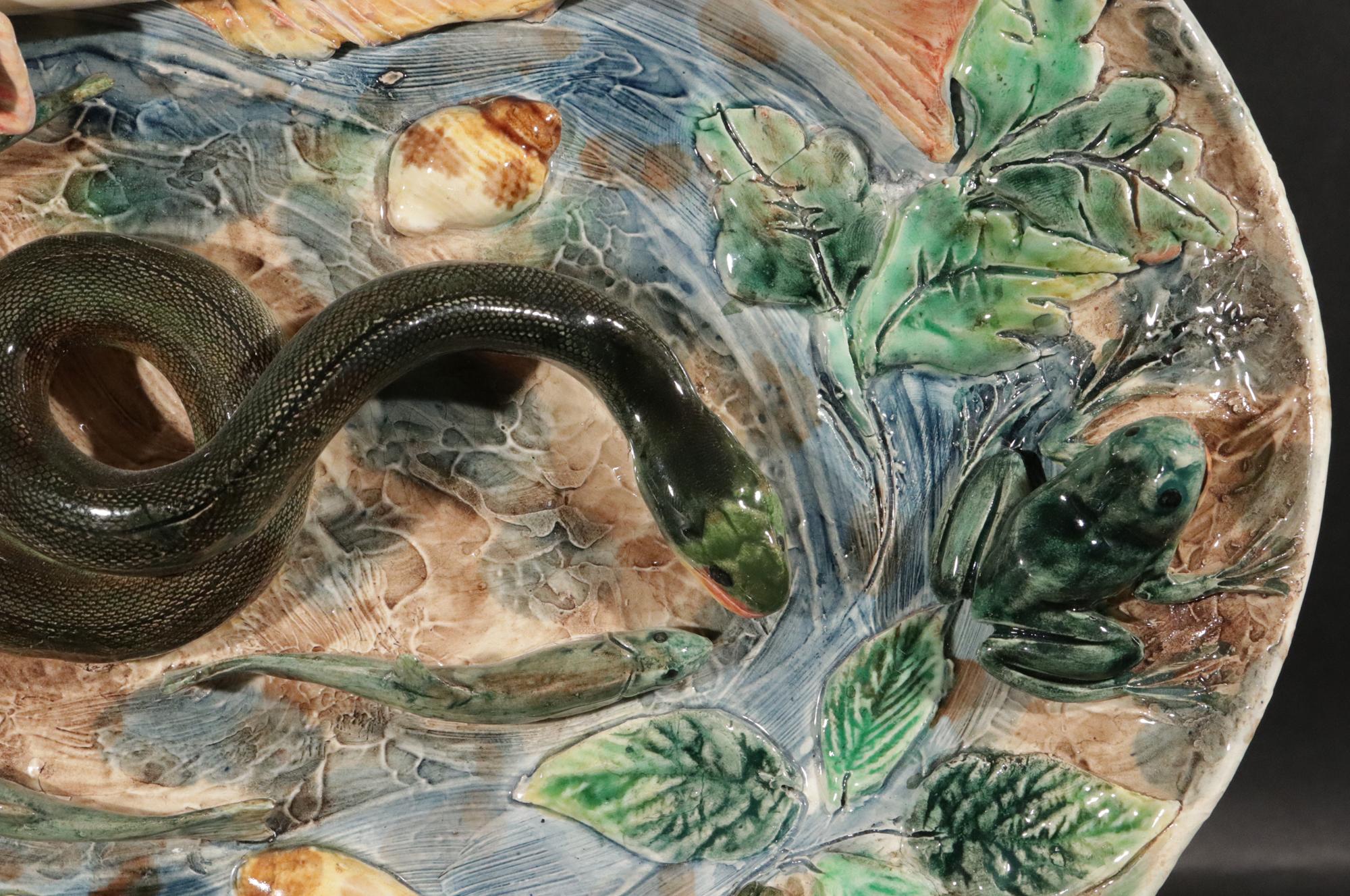 La ménagerie sauvage de Longchamp en majolique :  Plat à Palissy en majolique française en vente 4