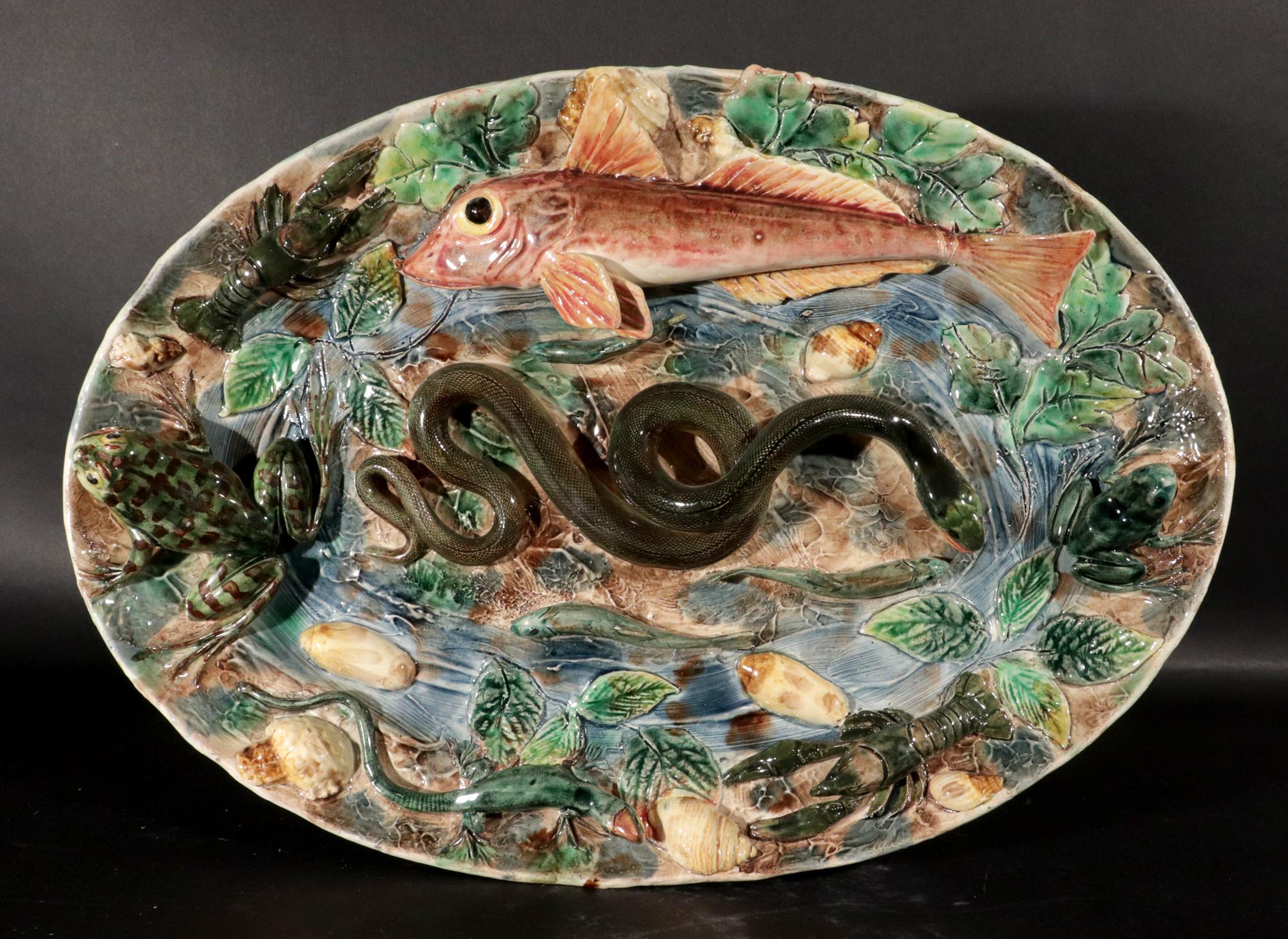 La ménagerie sauvage de Longchamp en majolique : 
Plat à Palissy en majolique française

Fabricant : Poterie de Longchamp, France
Date : Vers 1880
Support : Faïence, émaux au plomb multicolores (Majolique/Barbotine)

Ce plat ovale spectaculaire