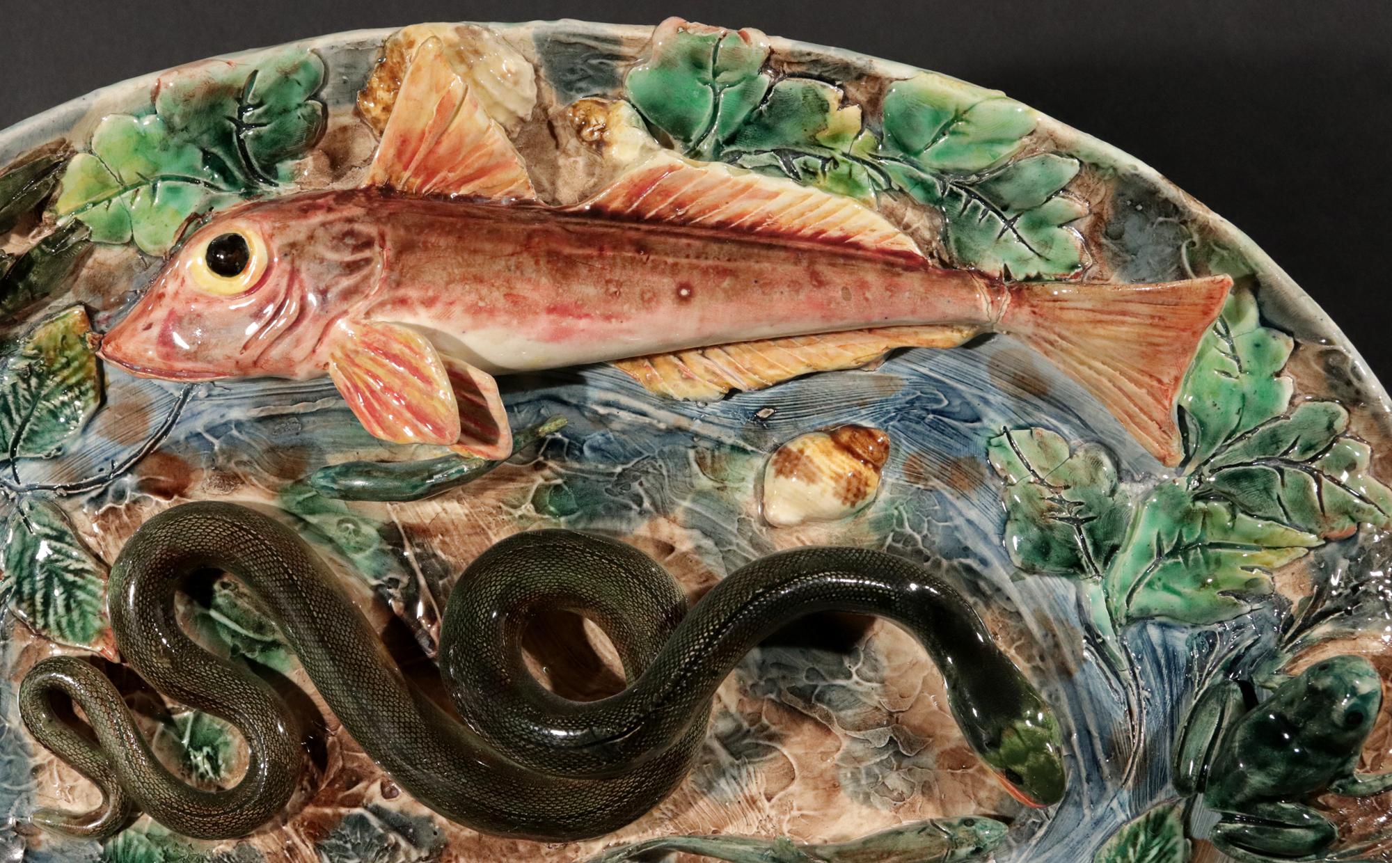 Mouvement esthétique La ménagerie sauvage de Longchamp en majolique :  Plat à Palissy en majolique française en vente