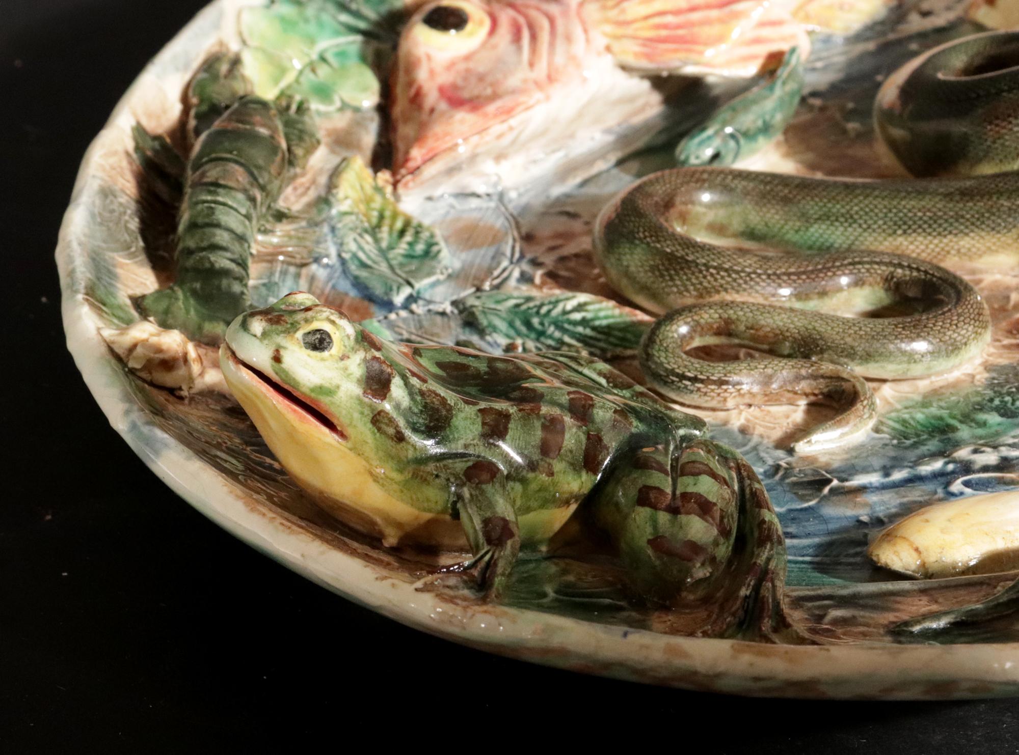 Français La ménagerie sauvage de Longchamp en majolique :  Plat à Palissy en majolique française en vente