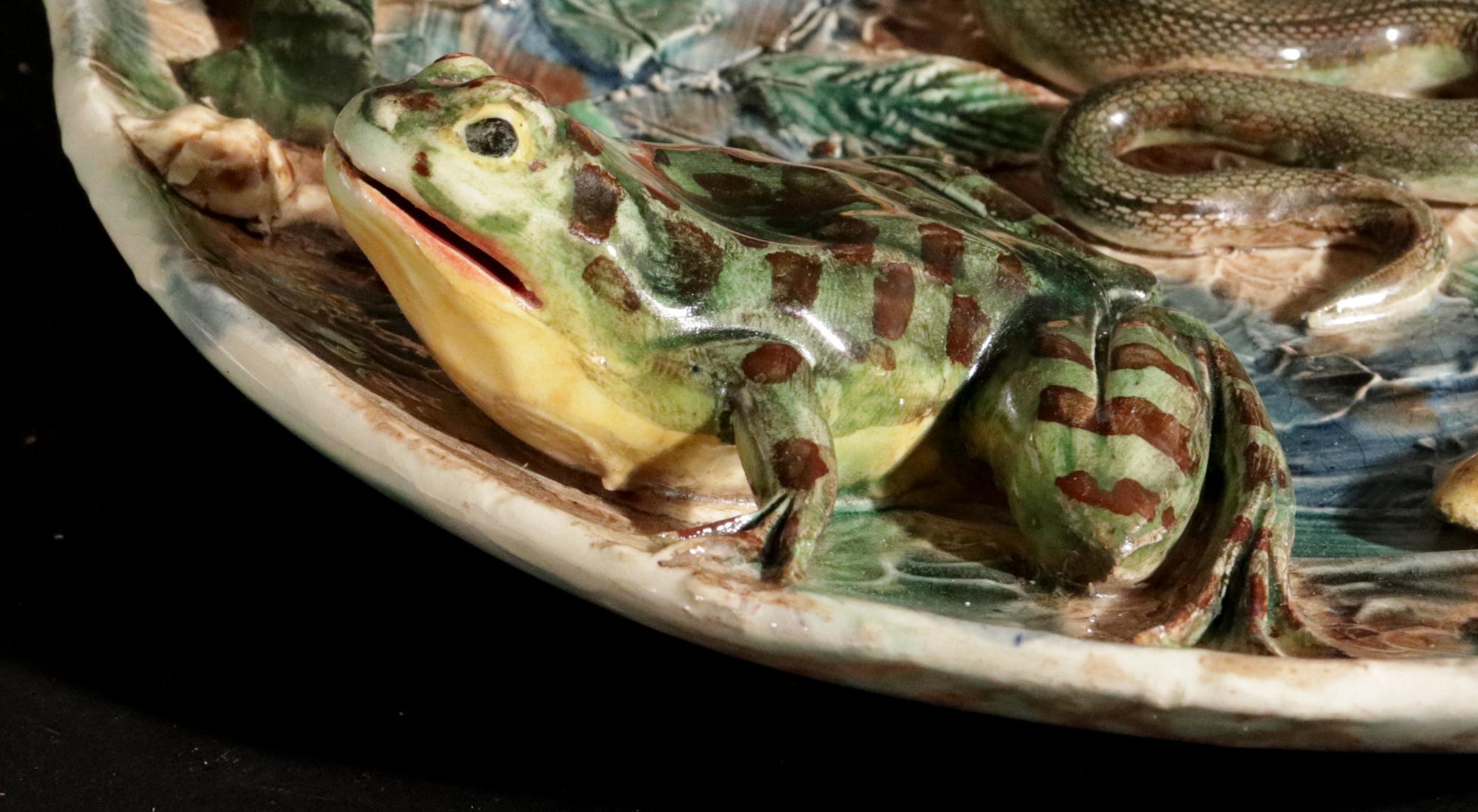 La ménagerie sauvage de Longchamp en majolique :  Plat à Palissy en majolique française Bon état - En vente à Downingtown, PA