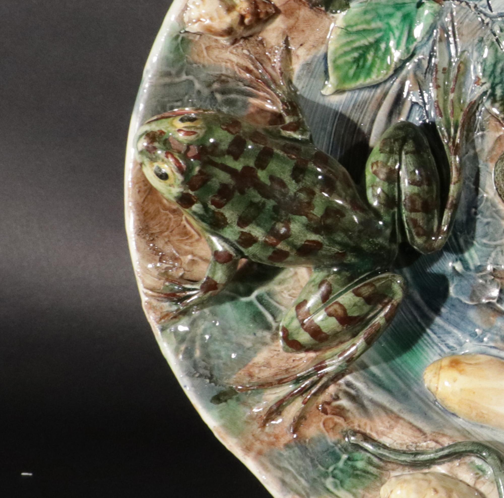 La ménagerie sauvage de Longchamp en majolique :  Plat à Palissy en majolique française en vente 2