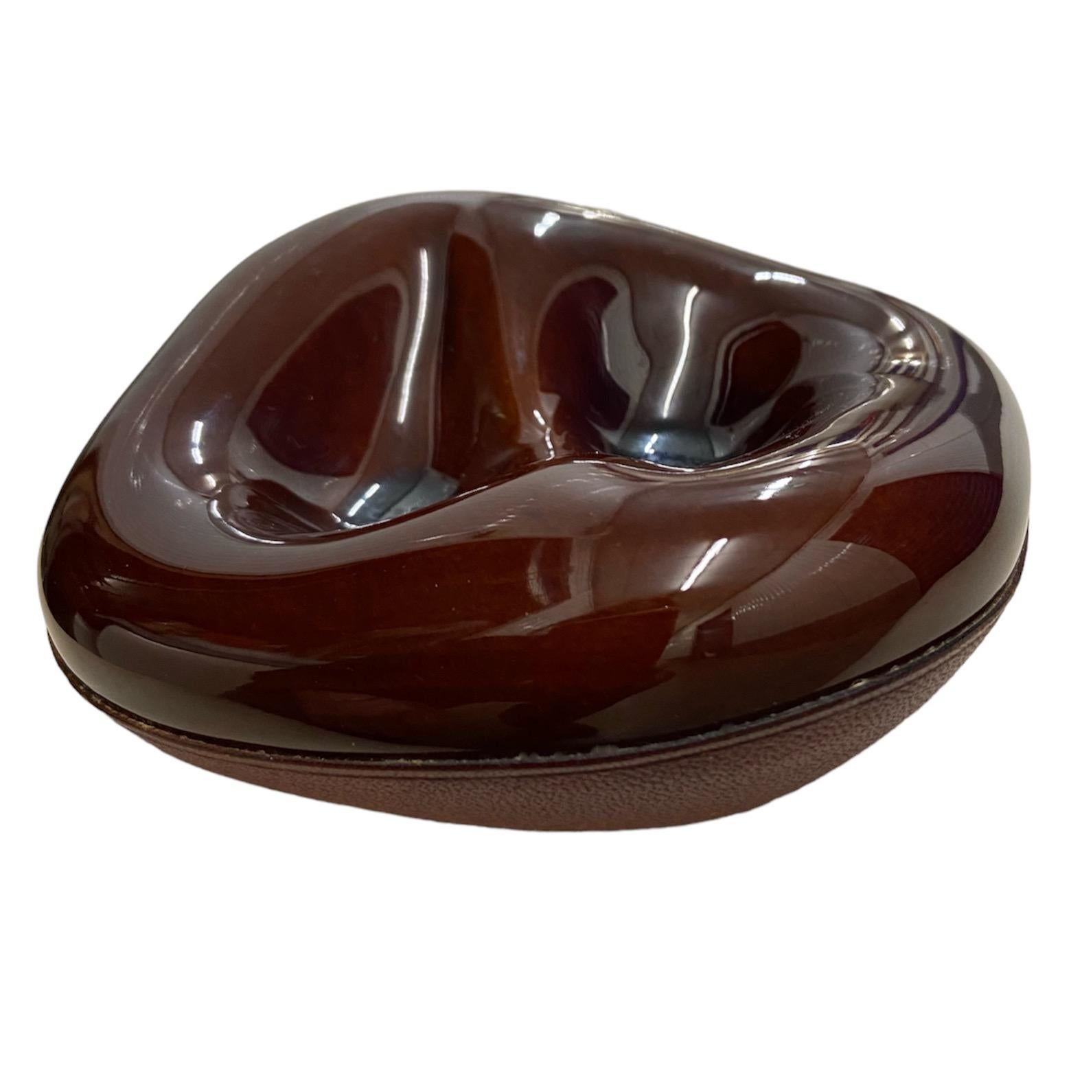 Longchamp leather and ceramic pipe holder, ashtray, stamped, French, circa 1955 For Sale 1