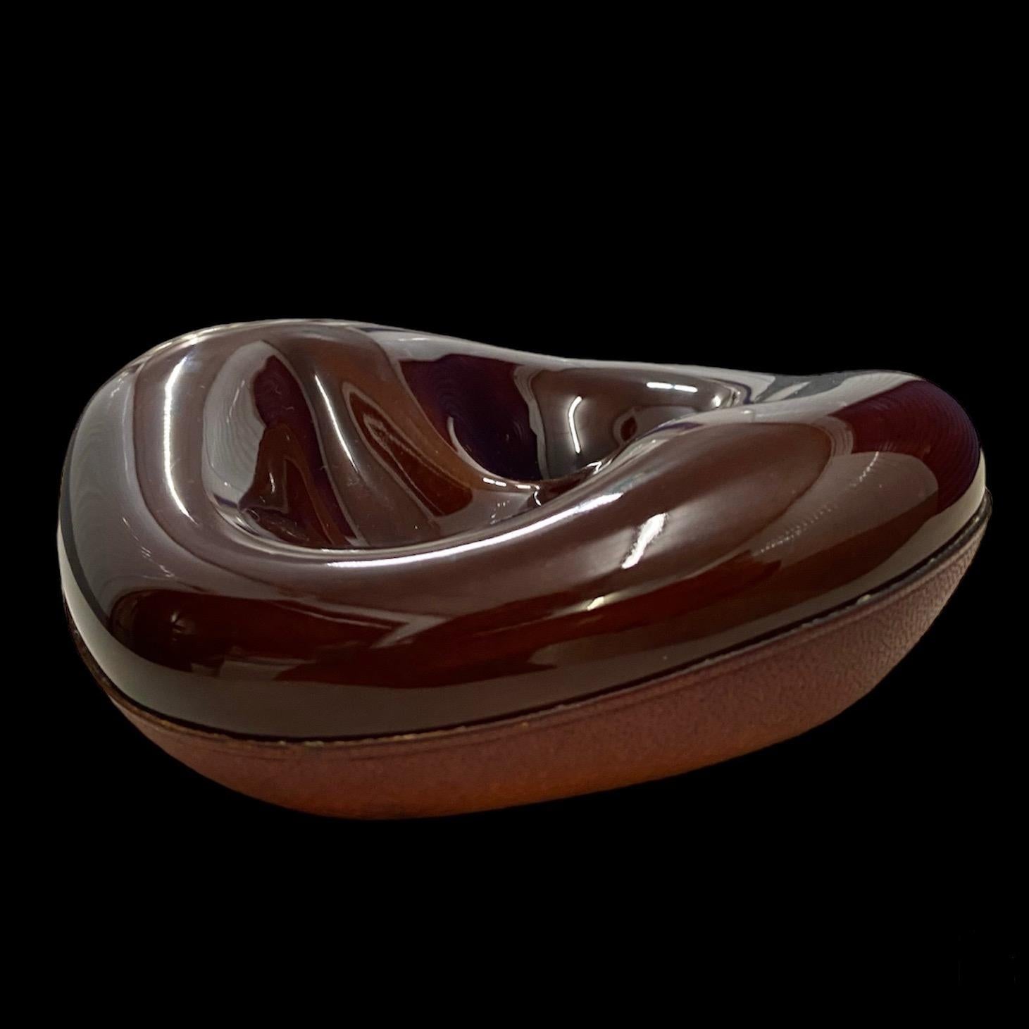 Longchamp leather and ceramic pipe holder, ashtray, stamped, French, circa 1955 For Sale 2