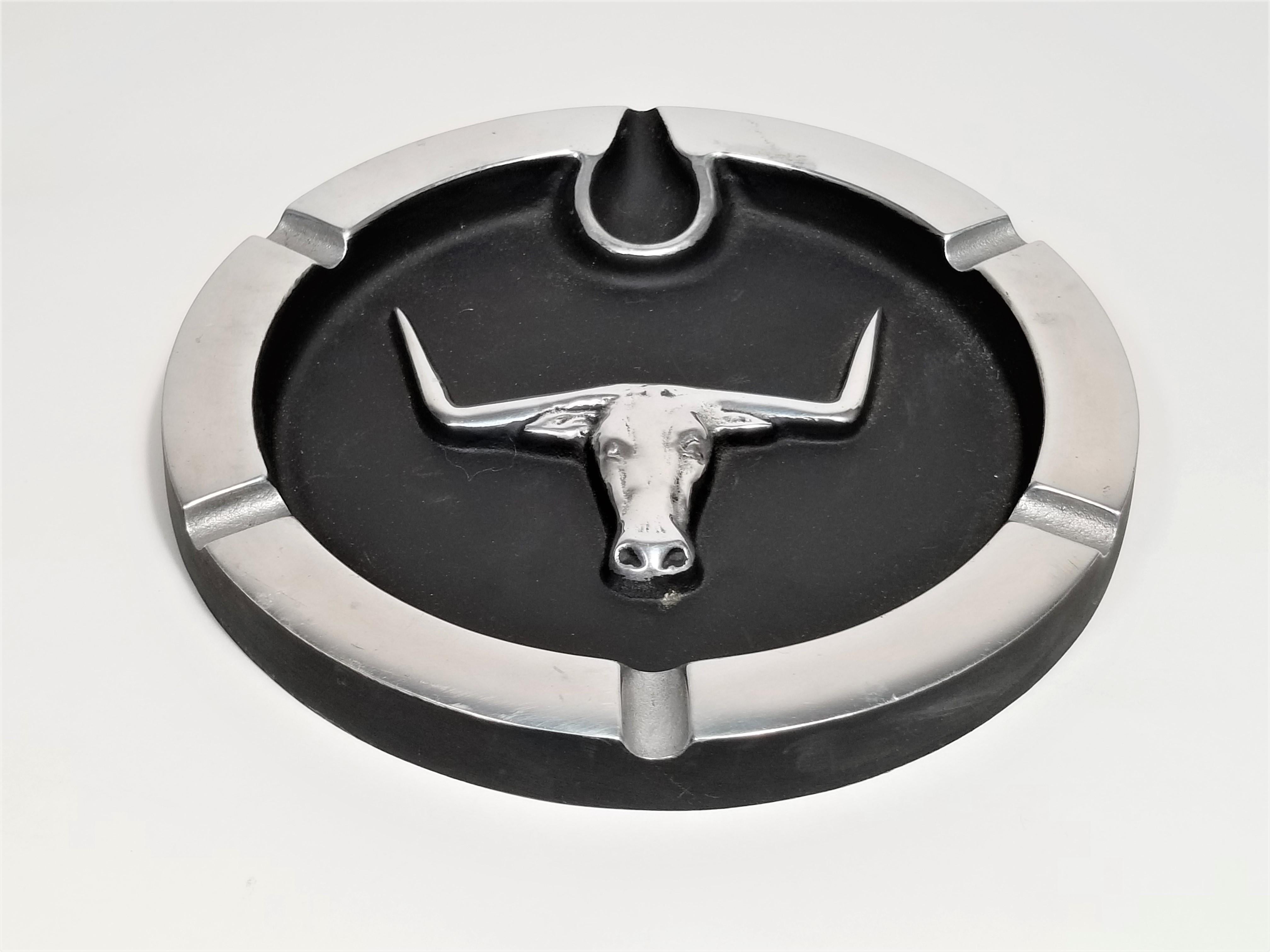 Cenicero de novillo longhorn fechado en 1977. Estaño y acero / hierro.
Fabricado en EE.UU.