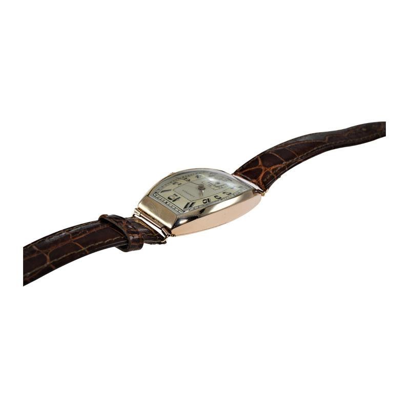Longines 14 Karat Roségold Tonneau-Armbanduhr im russischen Stil ca. Mitte der Teenager im Angebot 1