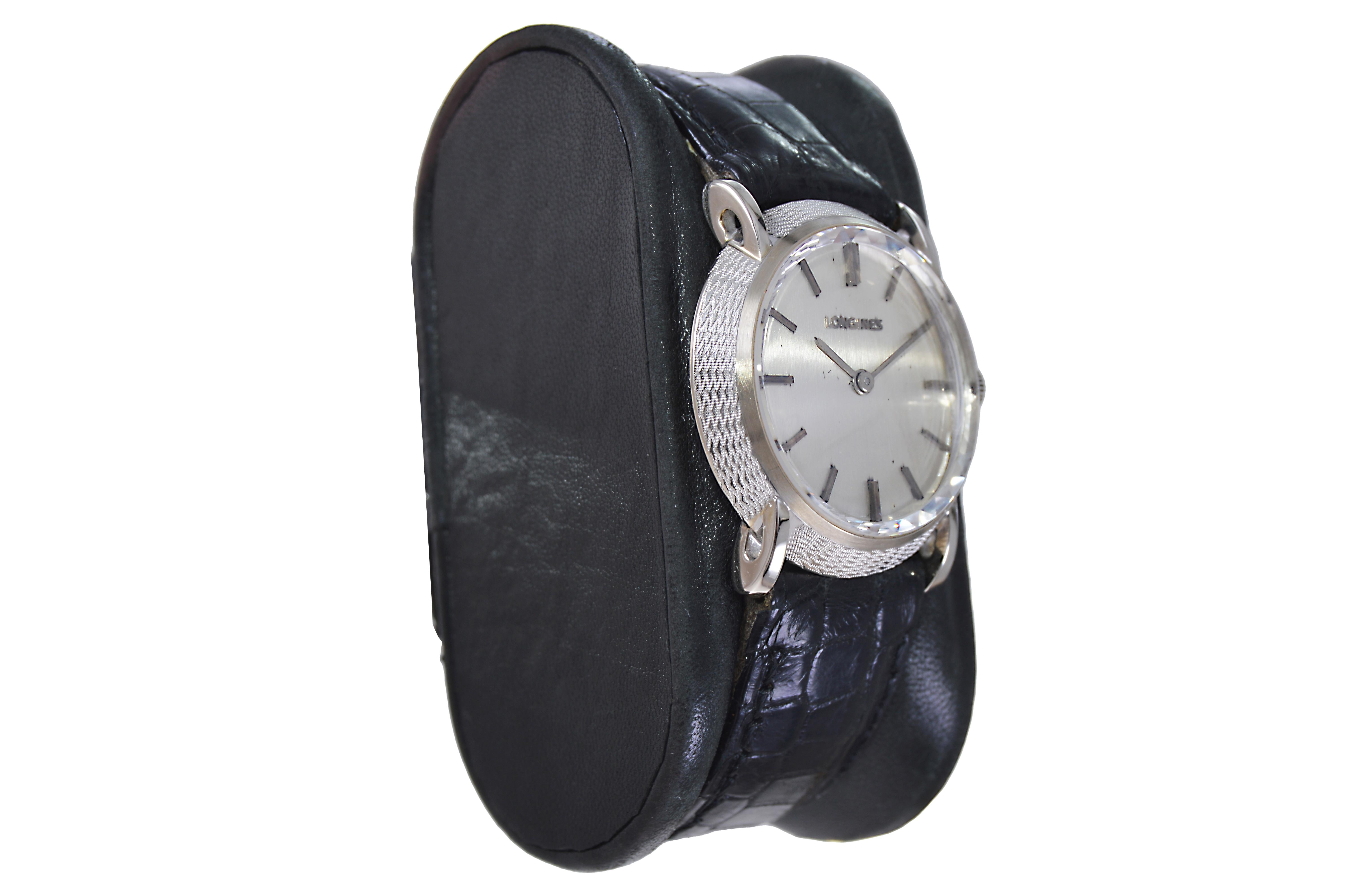 FACTORY / HOUSE: Longines Watch Company
STYLE / REFERENCE: Dress Model / Round
METAL / MATERIAL: 14Kt White Gold
DIMENSIONS:  Length 33mm  X  Diameter 30mm
CIRCA: Late 1950's / 60's
MOVEMENT / CALIBER: Manual Winding / 17 Jewels / Caliber 19.4
DIAL