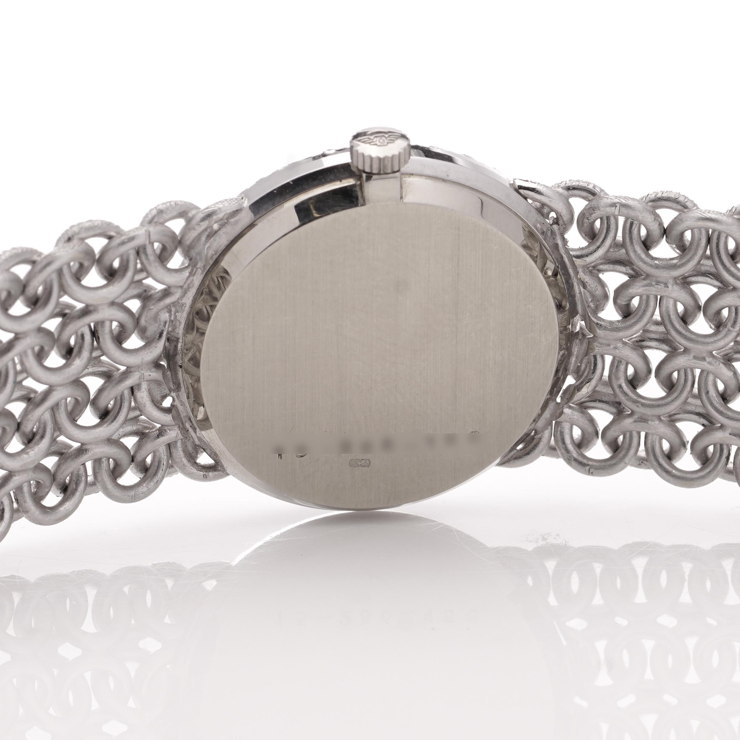 Longines Montre-bracelet pour femme en or blanc 18 carats avec lunette sertie de diamants en vente 2