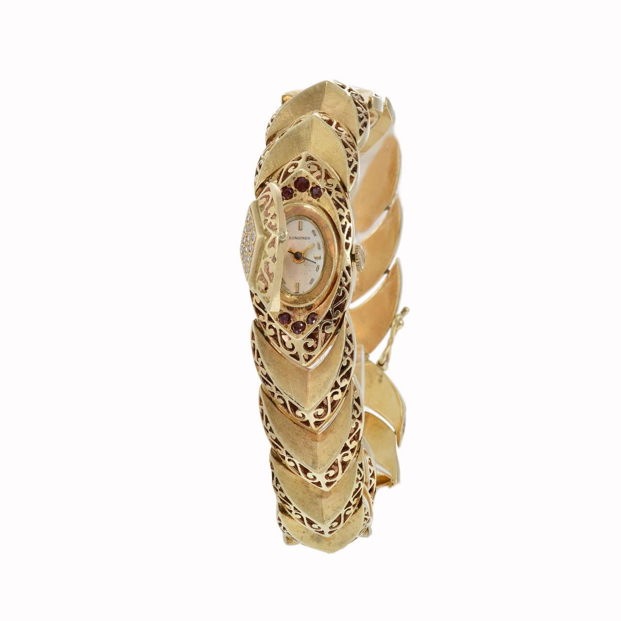 Die Longines 1960s Ladies Quartz Watch ist ein atemberaubendes Stück Vintage-Luxus und Eleganz. Dieser exquisite Zeitmesser wurde in den 1960er Jahren gefertigt und verfügt über ein zierliches 11 x 19 mm großes Gehäuse und Armband aus 14 Karat Gold,