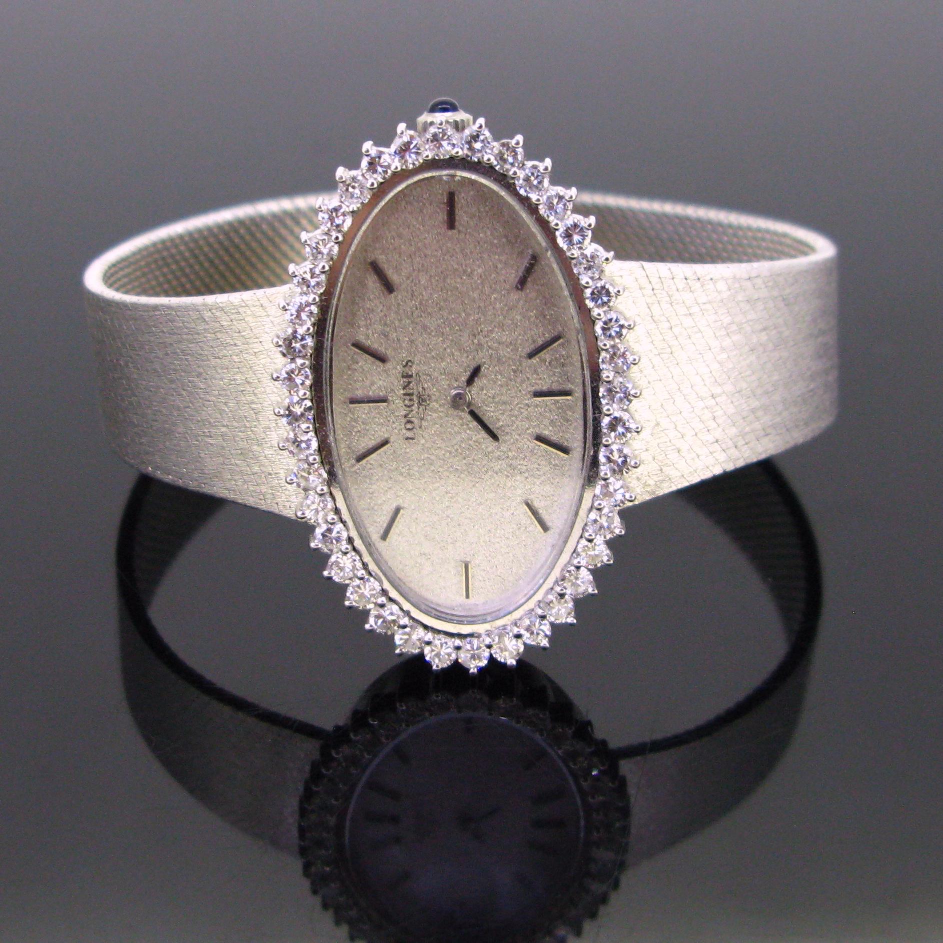 Une ravissante montre-bracelet en diamants fabriquée par Longines. Celui-ci est fabriqué en or blanc 18t. Le cadran est entouré de 40 diamants taille brillant. Le poids total approximatif en carats est de 2ct (G/VVS). Elle possède un fermoir bijou