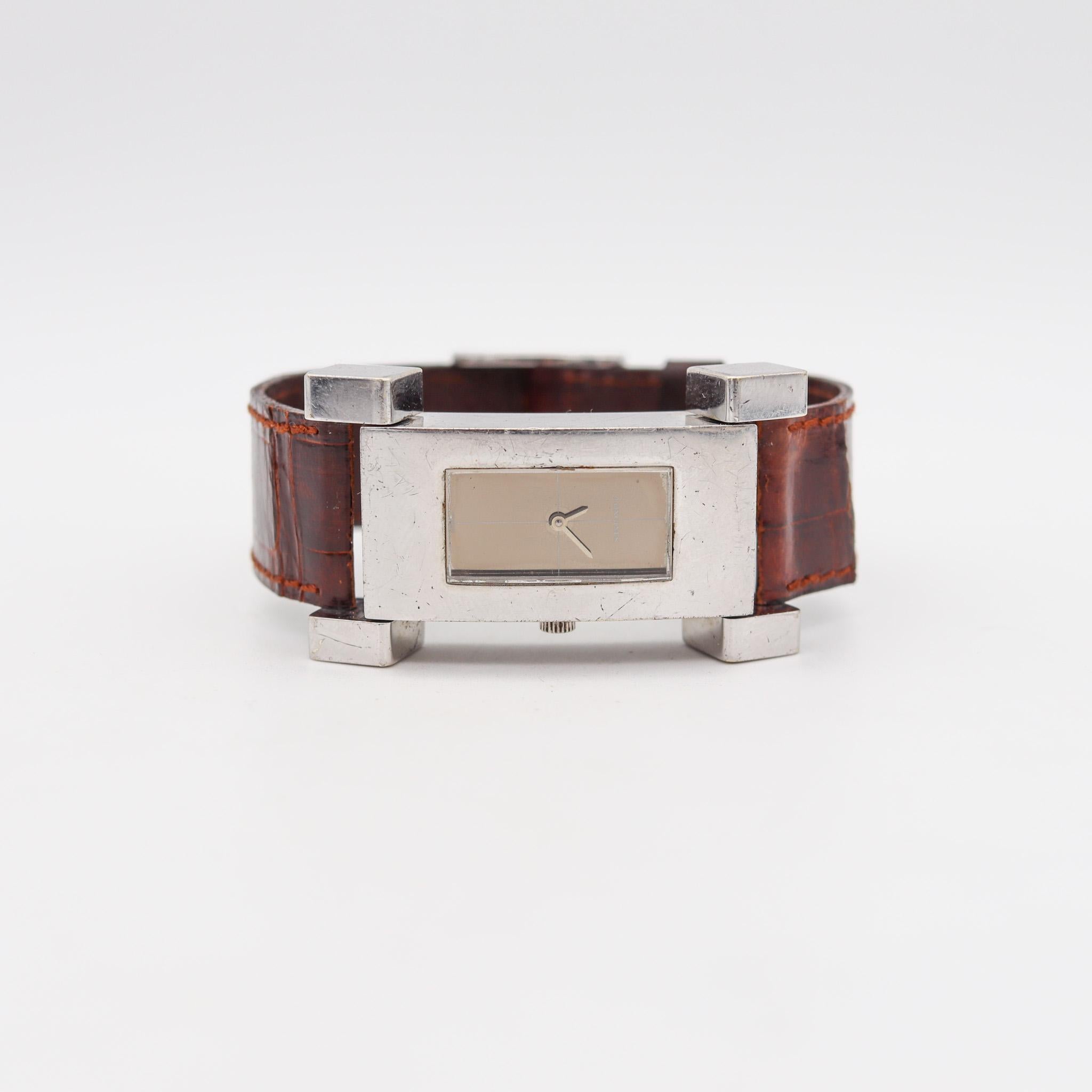 Montre-bracelet géométrique cubiste conçue par Serge Manzon pour Longines.

Une montre-bracelet emblématique au design cubiste, créée en Suisse par Longines Watch Co. en 1973. La montre-bracelet a été conçue par Serge Manzon (1930-1998) et