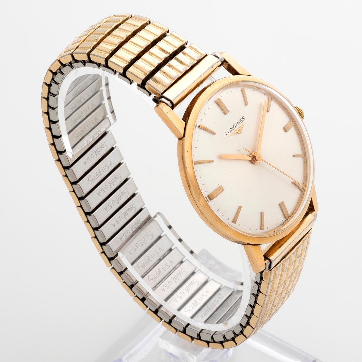 Cette jolie Longines vintage présente un boîtier de 33,5 mm en or jaune 9 carats et un joli cadran argenté. Elle est animée par un mouvement à remontage manuel cal 280. Le numéro de série 134**** nous permet de dater la fabrication à 1966. Le