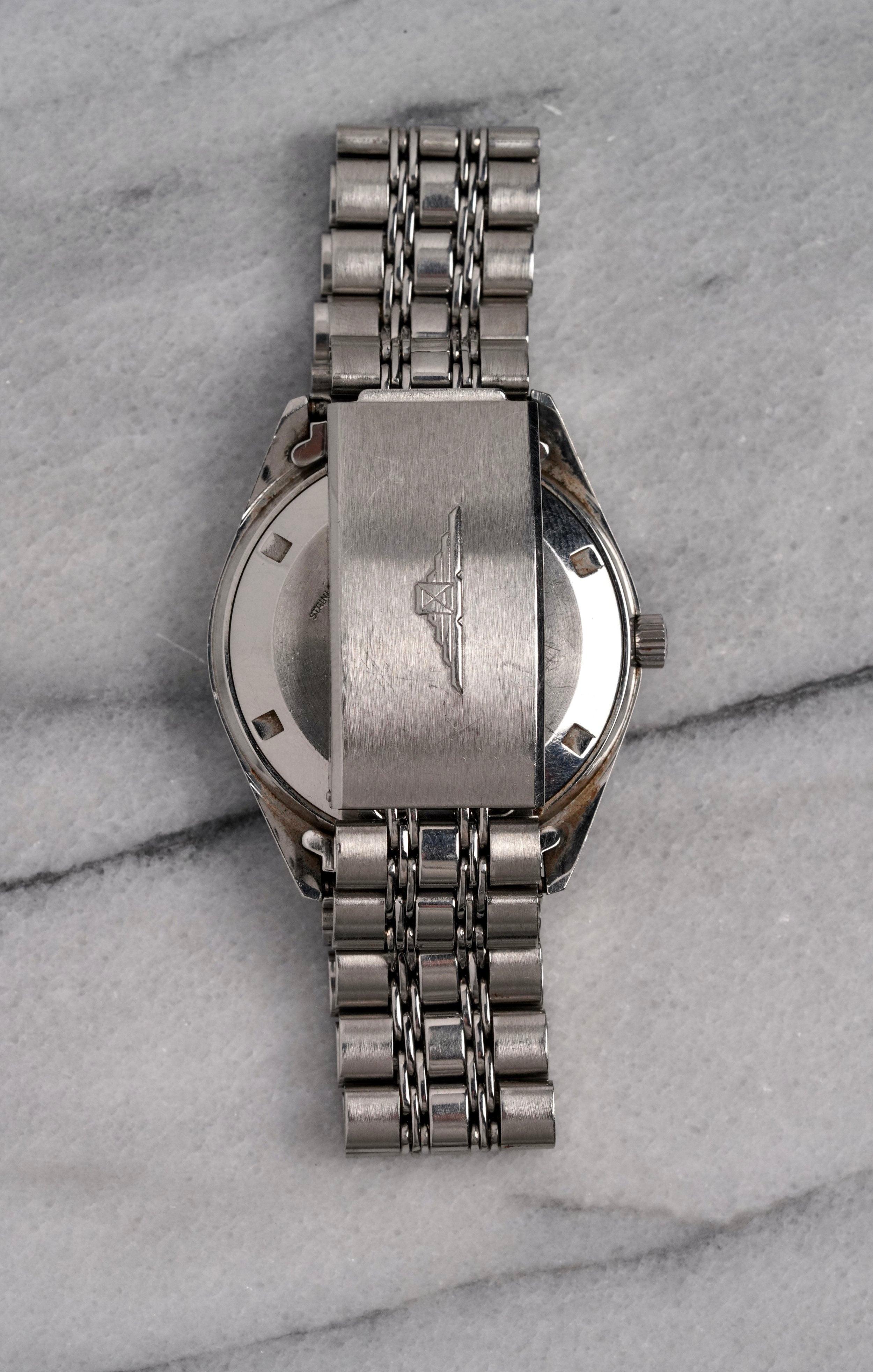 Hier ist eine alte Longines Admiral Automatik mit einem silbernen Sonnenschliff-Zifferblatt aus den 70er Jahren. Hält die Zeit gut ein und ist voll funktionsfähig. Die Abmessungen umfassen ein 35-mm-Gehäuse und 18 mm Anstoßbreite. Sie trägt ein