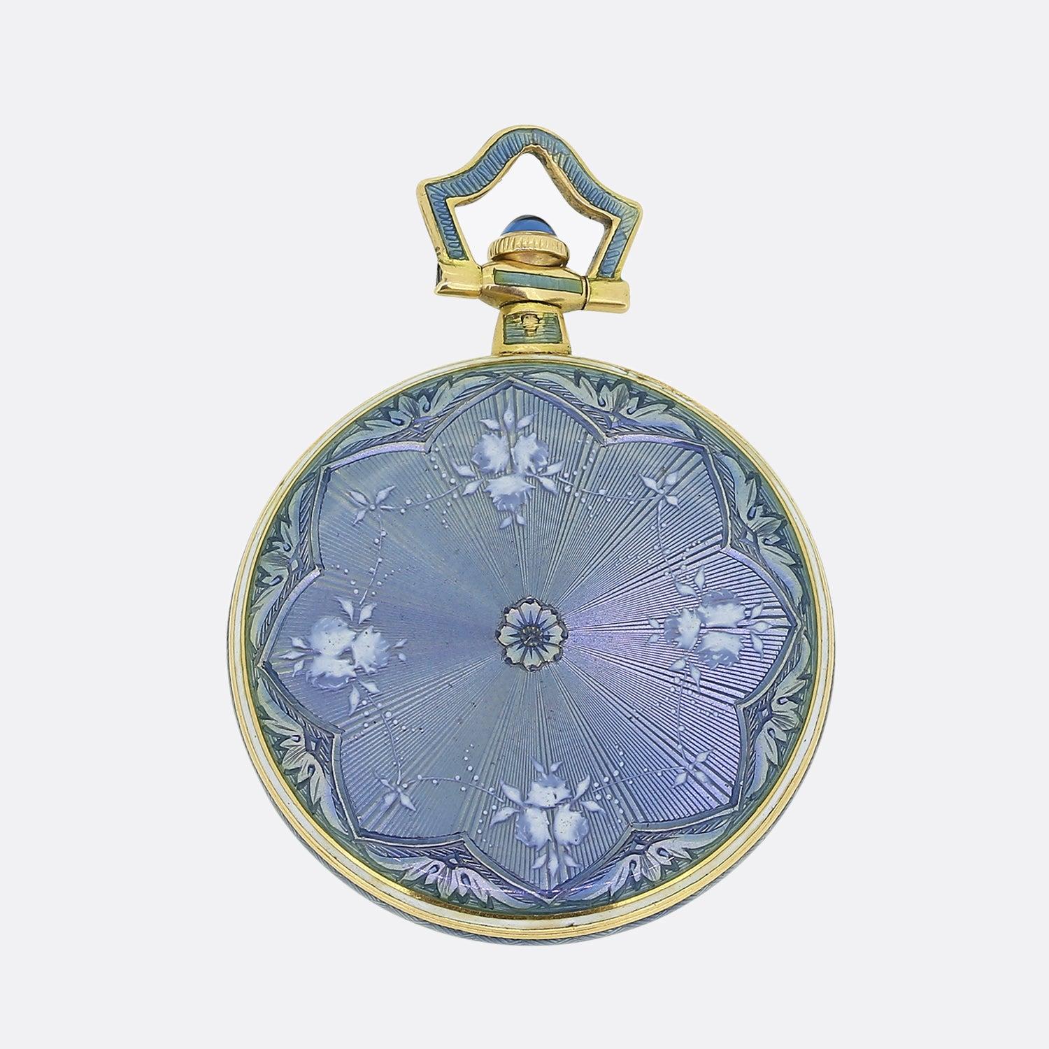 Ecco un favoloso orologio da tasca da donna della rinomata casa svizzera di orologi di lusso Longines. Questo pezzo è stato realizzato in oro giallo 14ct in un'epoca in cui lo stile Art Deco era all'apice del design e presenta uno squisito lavoro di