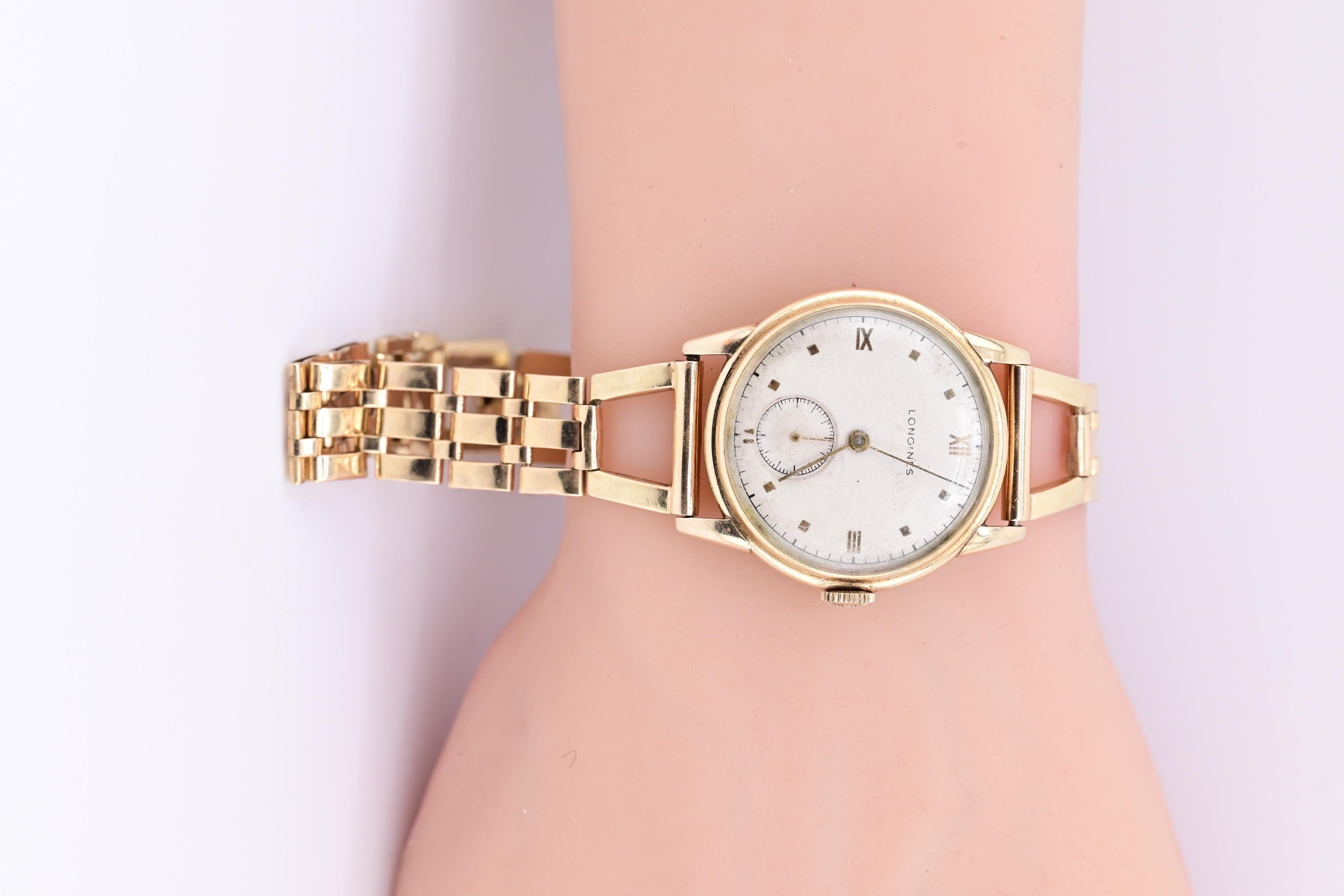 This LONGINES Calatrava Vintage Watch is a true gem from the 1940s, made with 14K yellow gold. Crafted in Switzerland, this unisex wristwatch has a mechanical (manual) movement and an analog display. The round watch shape is complemented by a snap