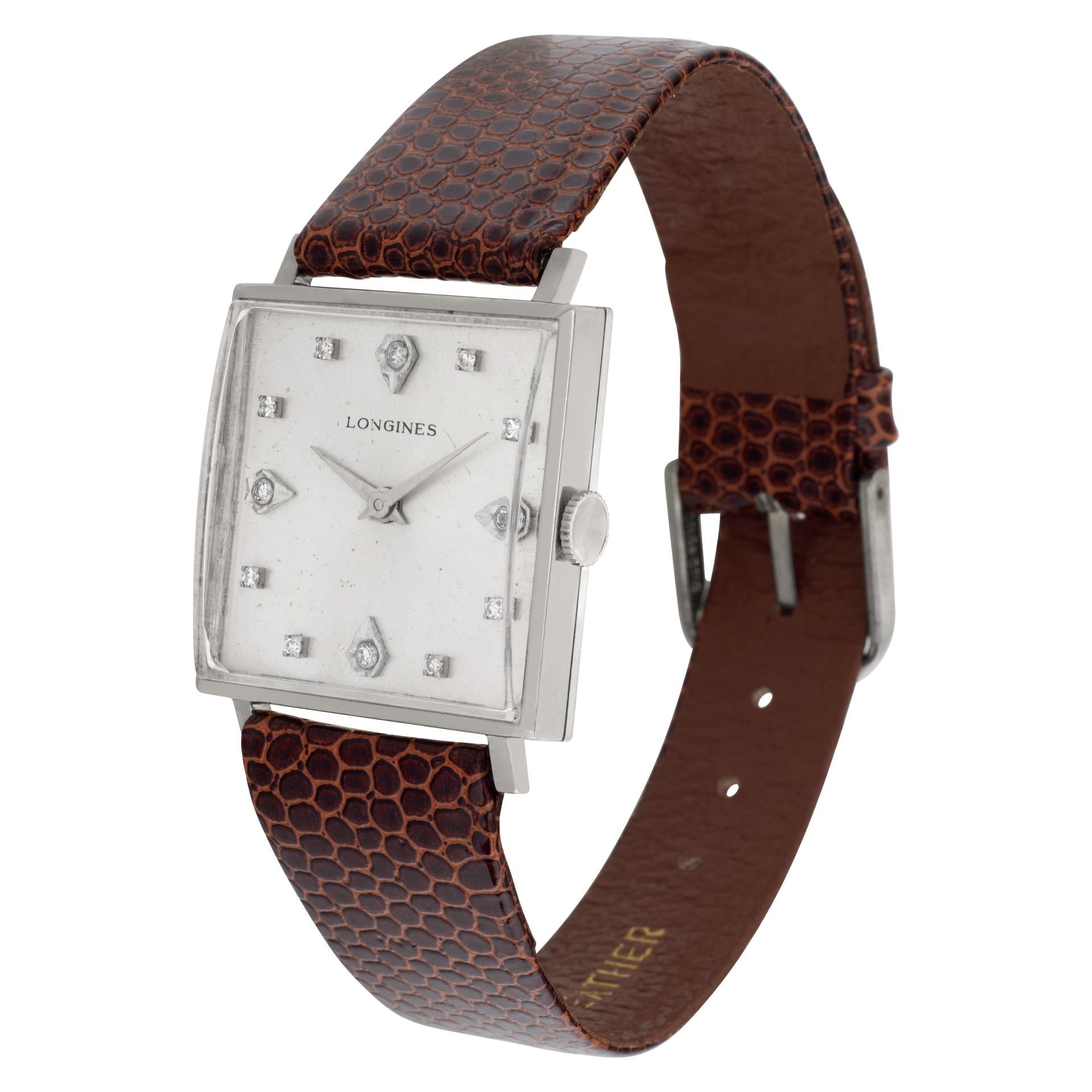Vintage Longines Square Classic avec cadran en diamant en or blanc 14k sur bracelet en lézard brun avec boucle à ardillon en acier inoxydable.... Remontage manuel. Boîtier de 25,5 mm. Vers les années 60. Belle montre Longines d'occasion. La montre