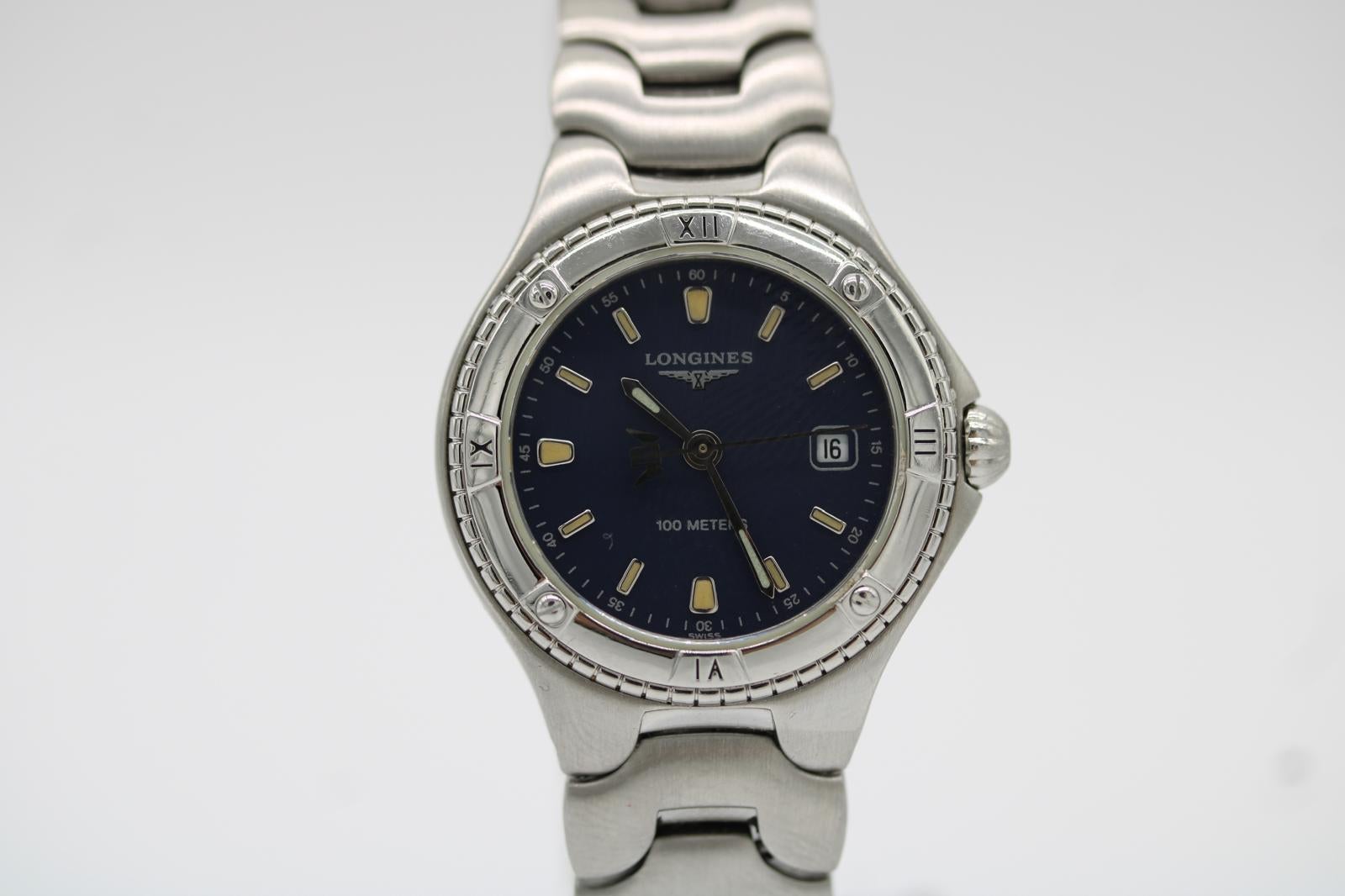 Questo Longines Conquest referenza L3.112.4 è un orologio da donna dalle dimensioni e dalla presentazione meravigliose, che offre eleganza, affidabilità e un tocco di colore grazie al suo sorprendente quadrante blu. Recentemente dotato di una nuova