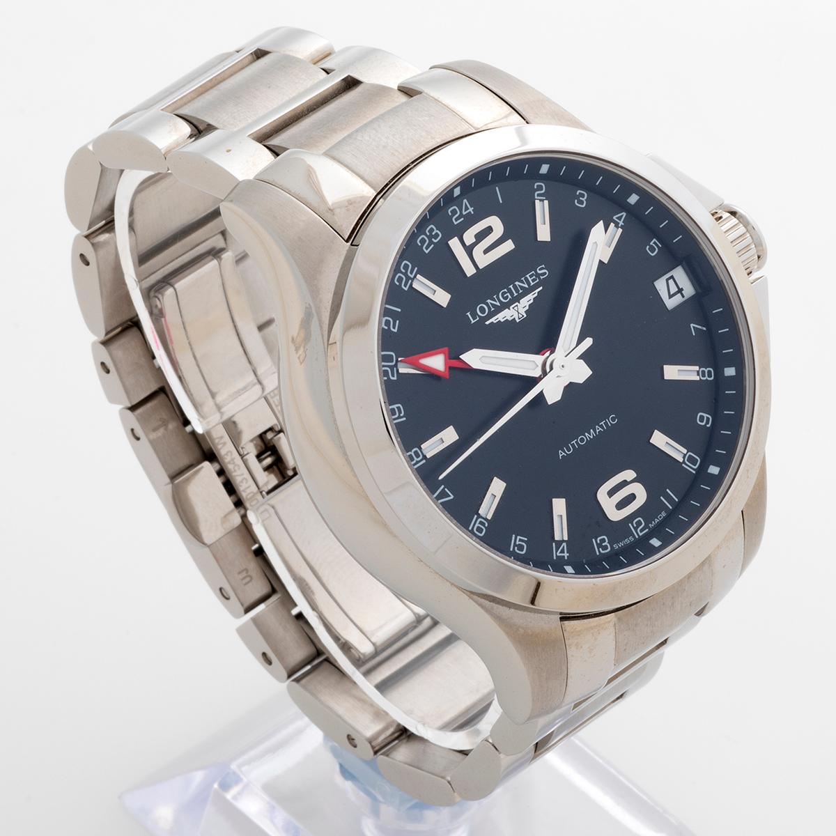 Nuestro atractivo Longines Conquest GMT es una referencia relativamente rara (L36874566), con movimiento automático, fecha y función GMT (segundo huso horario), alojado en una caja de acero inoxidable de 41 mm con esfera negra y brazalete de acero