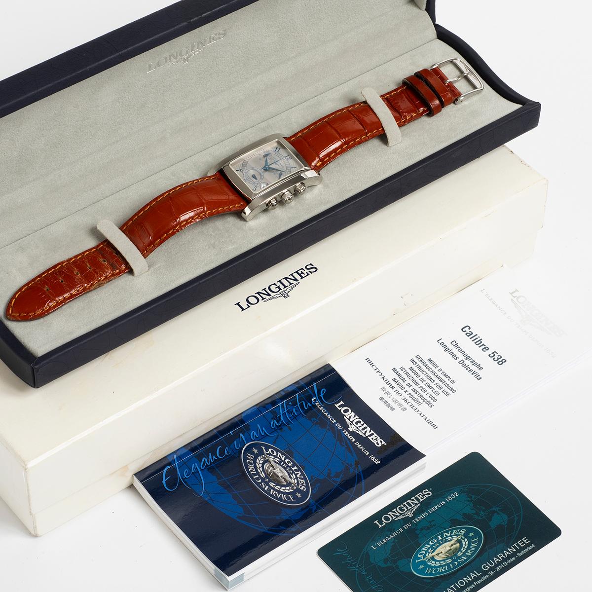 Nuestro raro y atractivo Cronógrafo Longines Dolce Vita, referencia L5.656.4, tiene una caja de acero inoxidable de 31,5 mm (corona incluida) x 41 mm (aprox.) de estilo art decó/tanque, correa Longines original (usada) de piel marrón y hebilla de