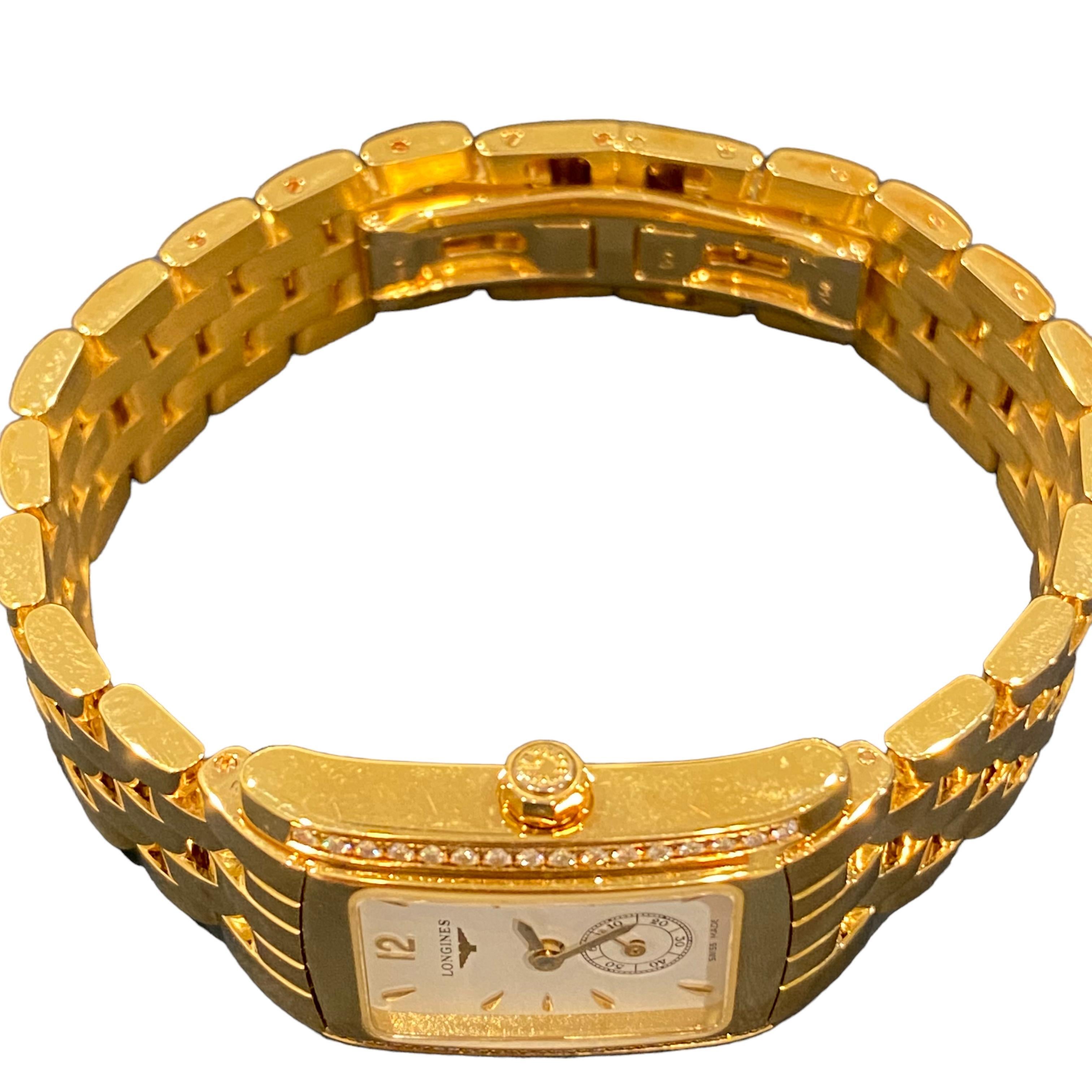 Brandneu mit Tag Schweizer LONGINES DolceVita 18K Gelbgold Diamant Handgelenk Uhr.
Inklusive Herstellerbox, Handbuch und Diamantzertifikatskarte. MSRP: $12,225.00
- 32 Diamanten auf Etui gesetzt
- Gesamtgewicht der Diamanten: