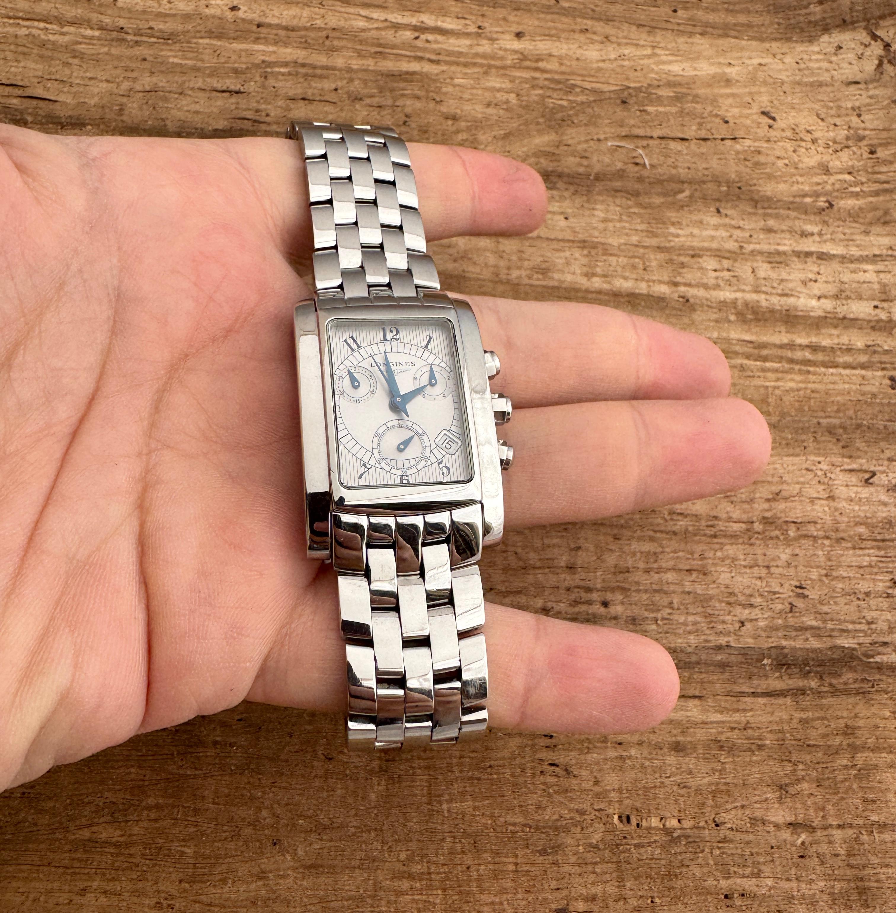 Brand : Longines

Model: DolceVita

Reference Number: L5.656.4.

Country Of Manufacture: Switzerland

Movement: Quartz

Case Material: Steel

Measurements :28mm diameter (excluding crown ) x 41 mm

Band Type : Stainless Steel With Marked