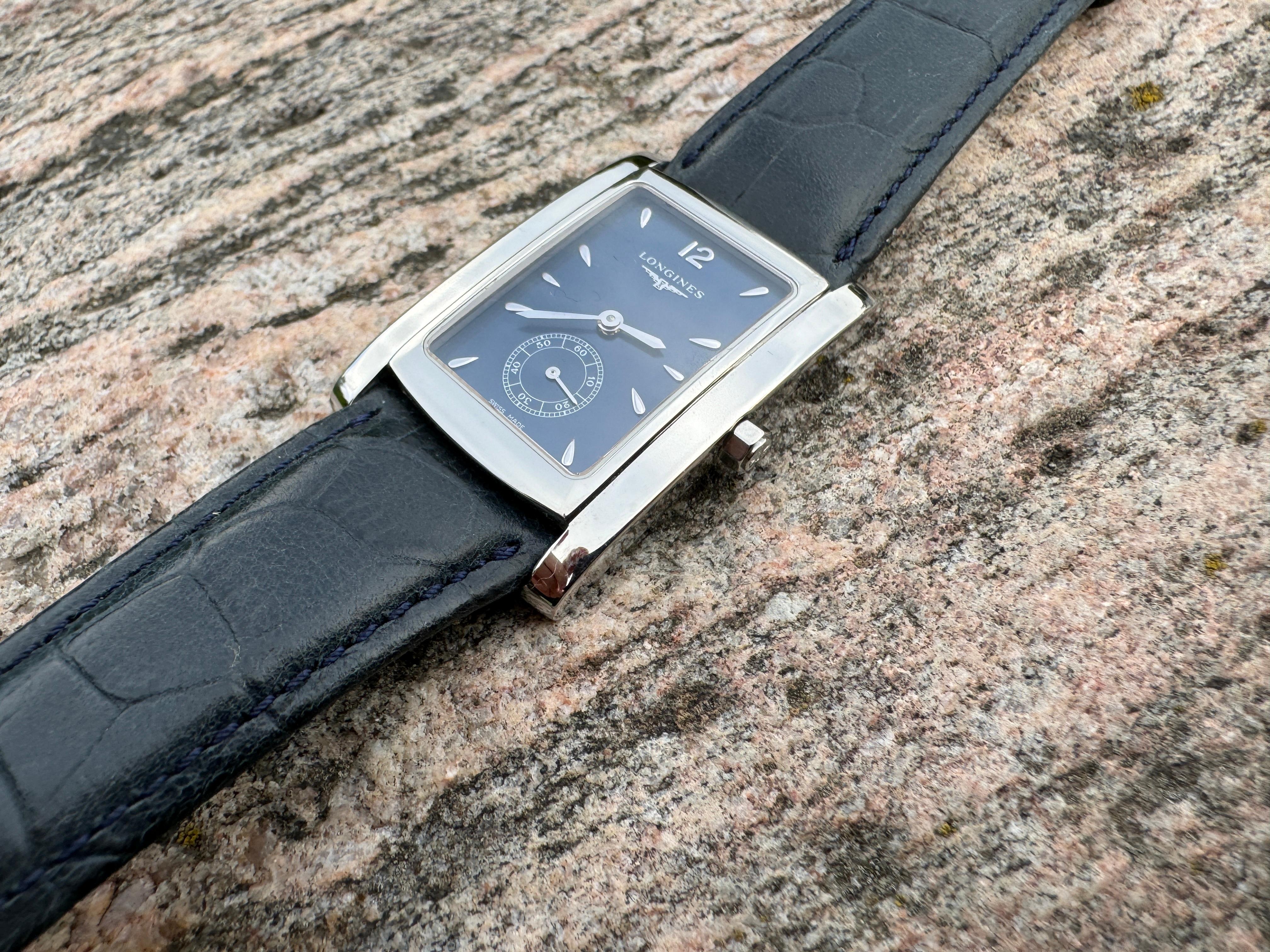 Marke : LONGINES

Modell: Dolce Vita

Referenz: L56554

Land der Herstellung: Schweiz

Uhrwerk: Quarz

Abmessungen: 26 mm Durchmesser (ohne Krone) x 38 mm

Band Typ : Longines Kalbsleder mit markierter Schließe

Band Zustand : Gebraucht In