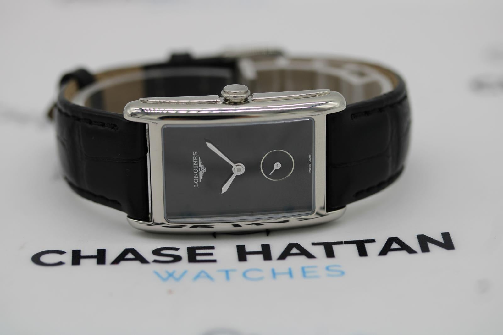 Longines DolceVita - Esfera negra - Juego completo - 2024 - Estado excepcional
Este Longines DolceVita referencia L5.512.4.50.2 se presenta en un estado casi nuevo, con algunas pegatinas de fábrica aún intactas, lo que lo convierte en uno de los