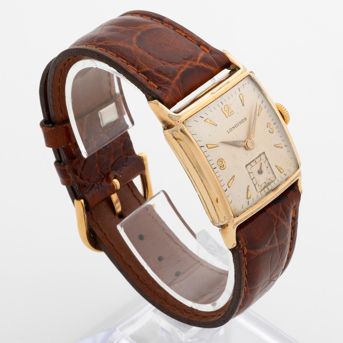 Nuestro Longines vintage tiene una inusual caja cuadrada abombada con asas de fantasía, de 25 mm (sin corona) por 35 mm de asa a asa. La atractiva esfera curvada tiene algo de pátina, como era de esperar dada su antigüedad. El fondo de la caja lleva