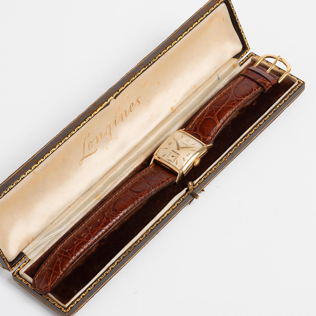 Reloj de pulsera Longines, caja cuadrada abovedada con el sello 