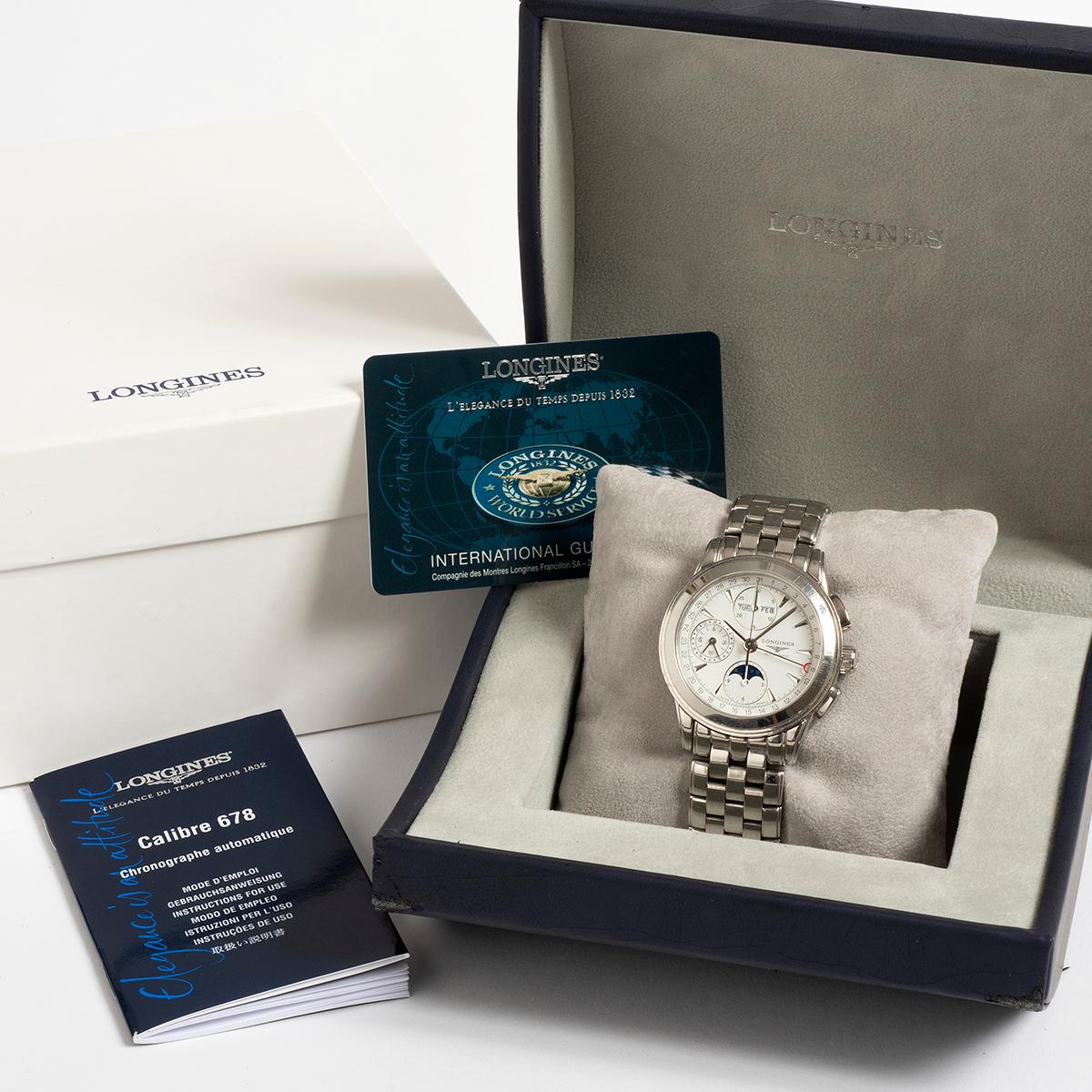 Unsere extrem seltene Longines Flagship im Neo-Vintage-Stil war im Neuzustand das Spitzenmodell der Serie in Edelstahl. Sie verfügt über eine dreifache Datumsfunktion (Tag, Datum, Monat), eine Mondphase und einen Chronographen, einen