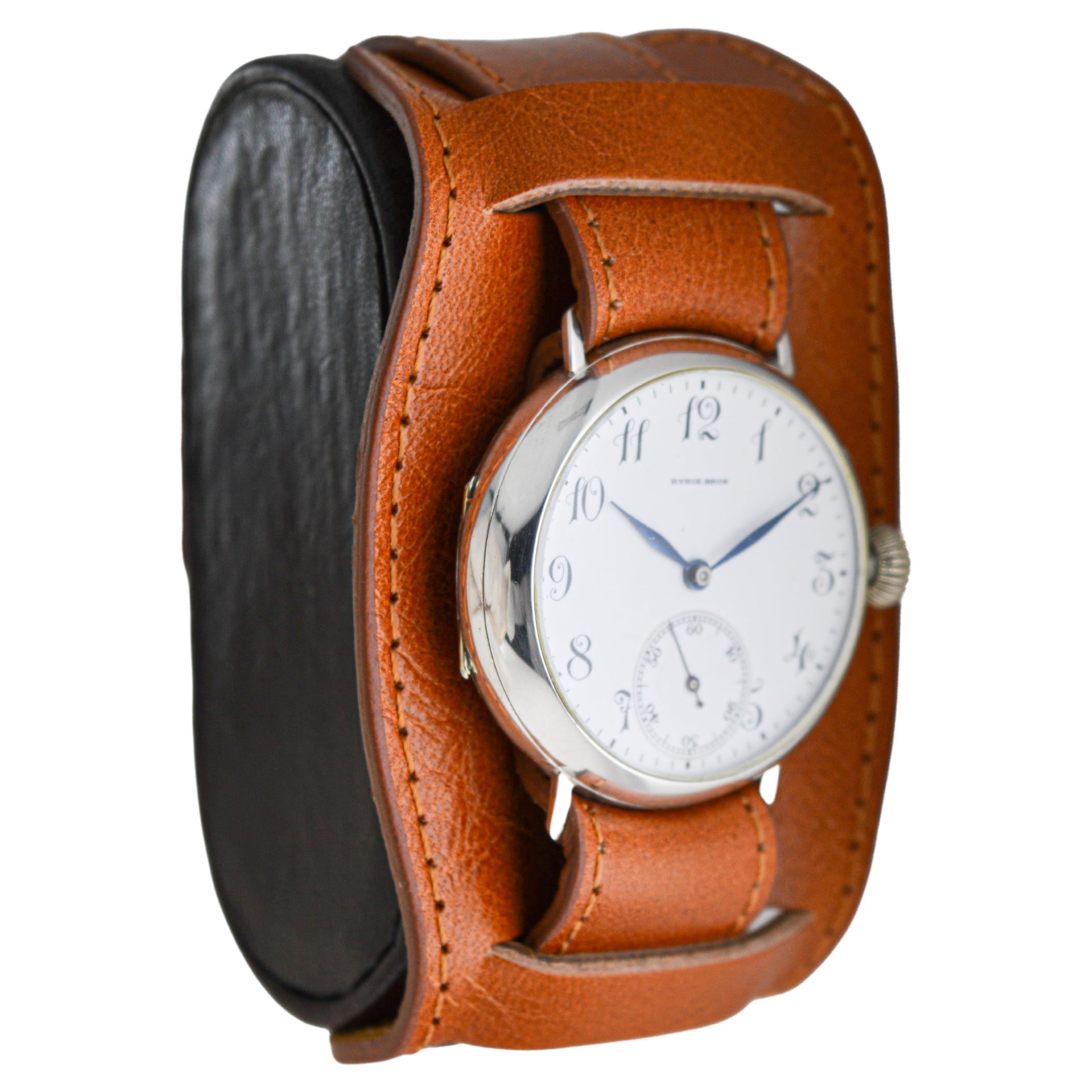 USINE / MAISON : Longines Watch Company pour Ryrie Bros
STYLE / RÉFÉRENCE : Trench Watch / Campaigner Style
METAL / MATERIAL : Argent Sterling
CIRCA / ANNÉE : 1906
DIMENSIONS / TAILLE : Longueur 37mm X Diamètre 33mm
MOUVEMENT / CALIBRE : Remontage