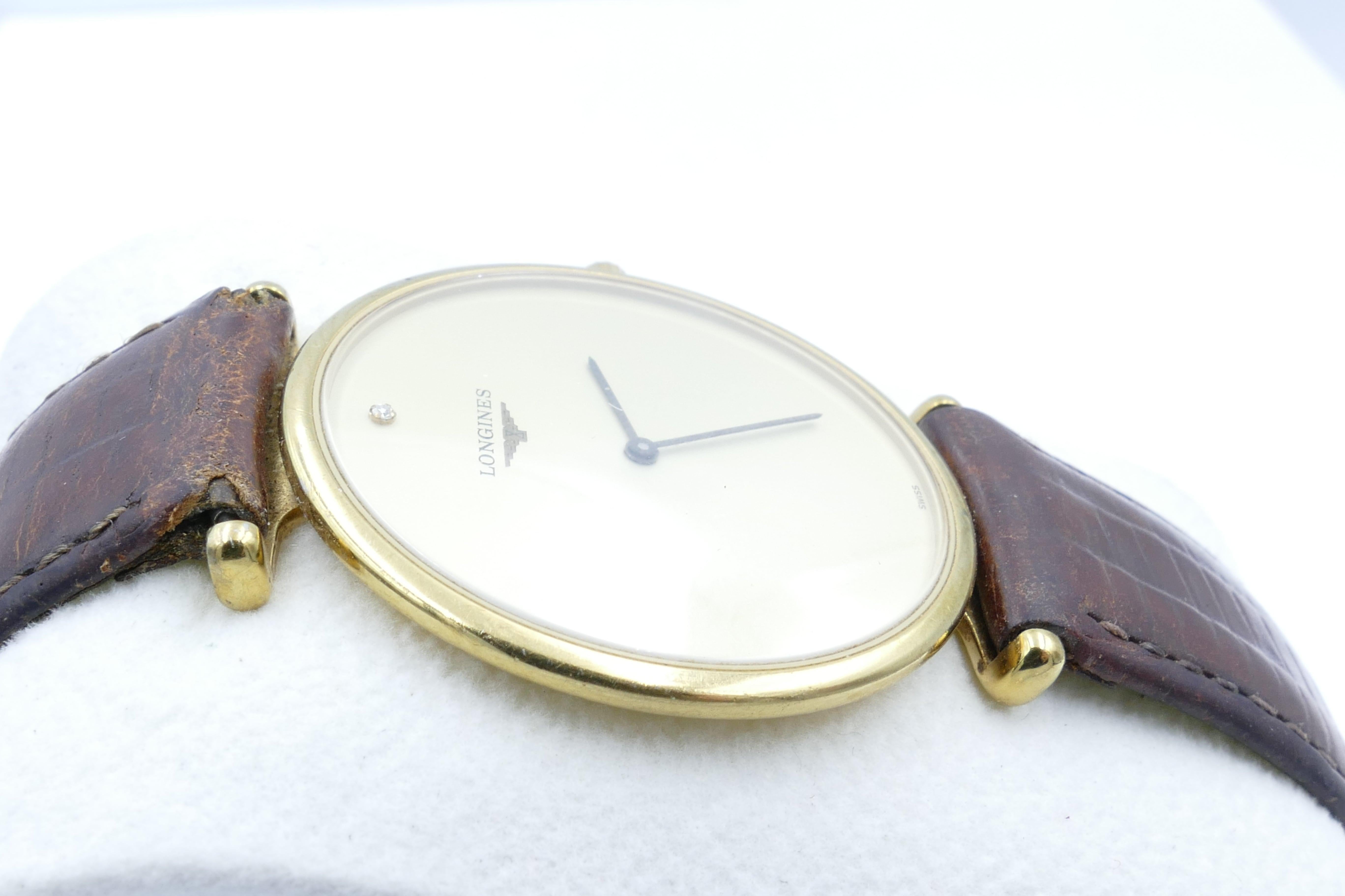 Dieses Gentleman's  Die Uhr ist ein Longines Le Grande Classique Modell in sehr gutem Zustand.
Fallnummer: 27932640/ l46352
Sie hat ein Quarzwerk und ein goldfarbenes Zifferblatt mit schwarzen Zeigern.
Das braune Lederband wird mit einer Longines