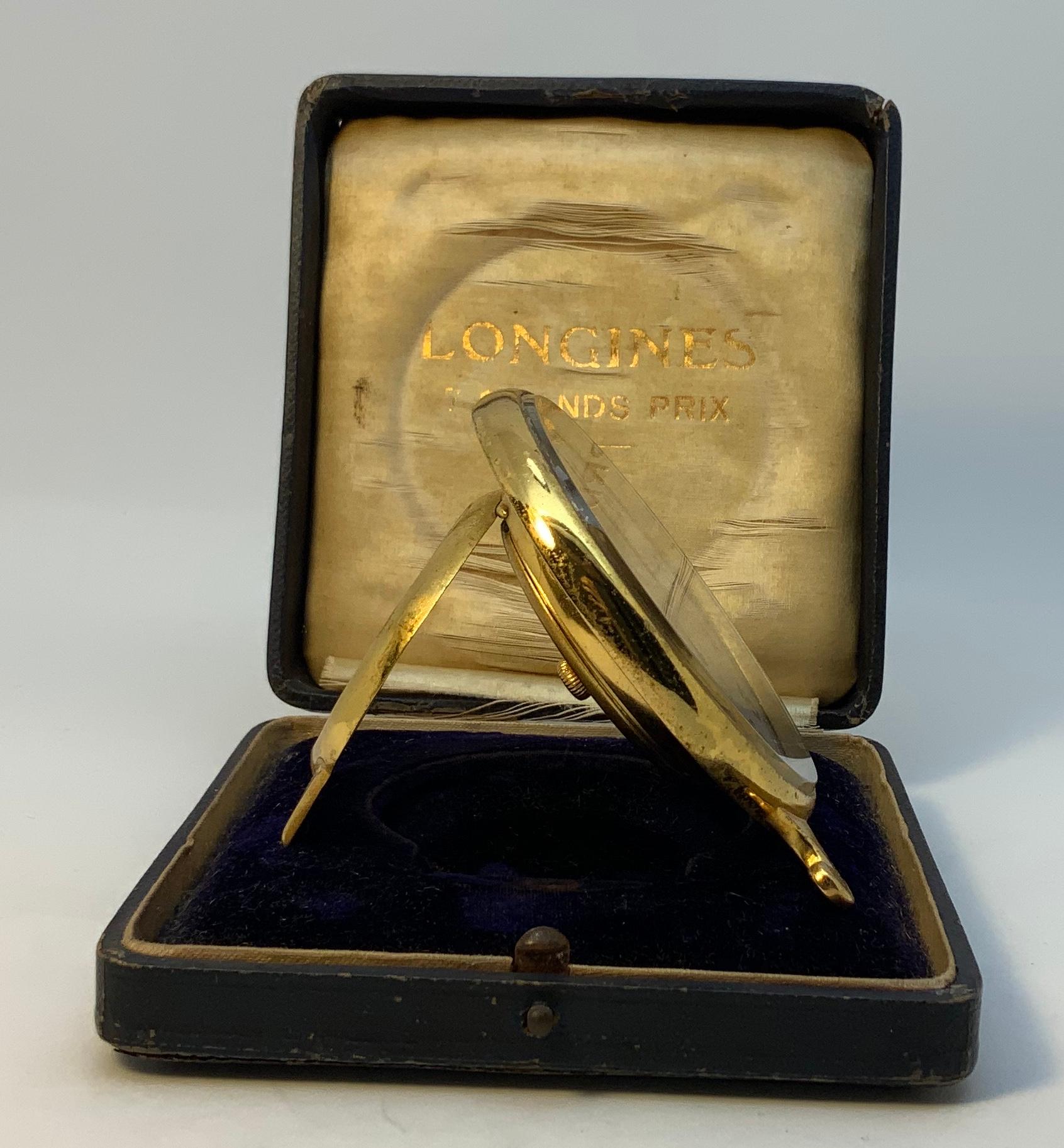 Une horloge de bureau Longines Grands Prix- 8 jours fabriquée entre 1901-1915. Elle présente un cadran à fond blanc et des chiffres arabes luminescents, ainsi qu'un cadran 8 jours. Lors de l'Exposition universelle de Paris, Longines a remporté le