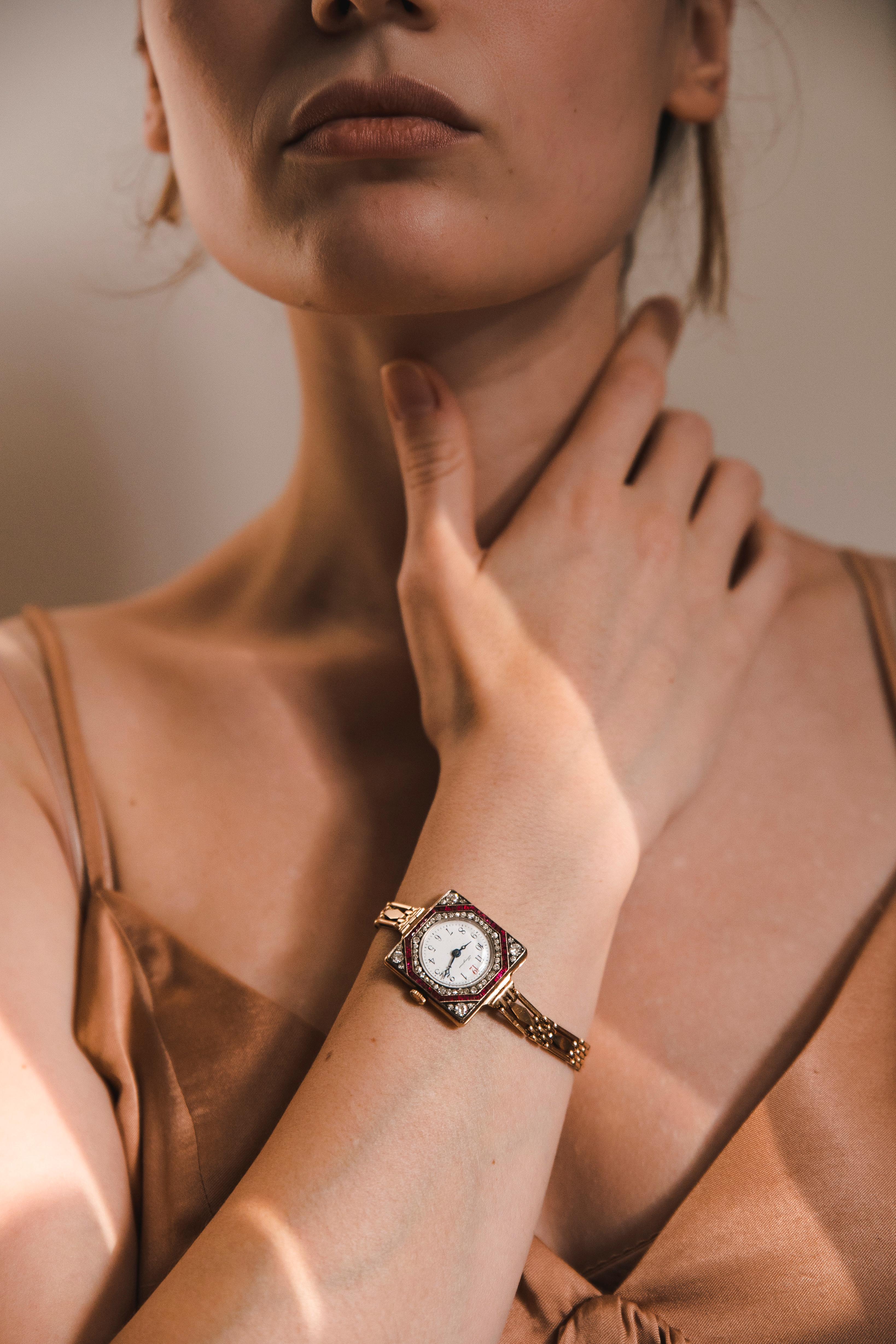 Longines Bracelet montre pour femme en or, rubis et diamants 56 carats, 1910 en vente 4