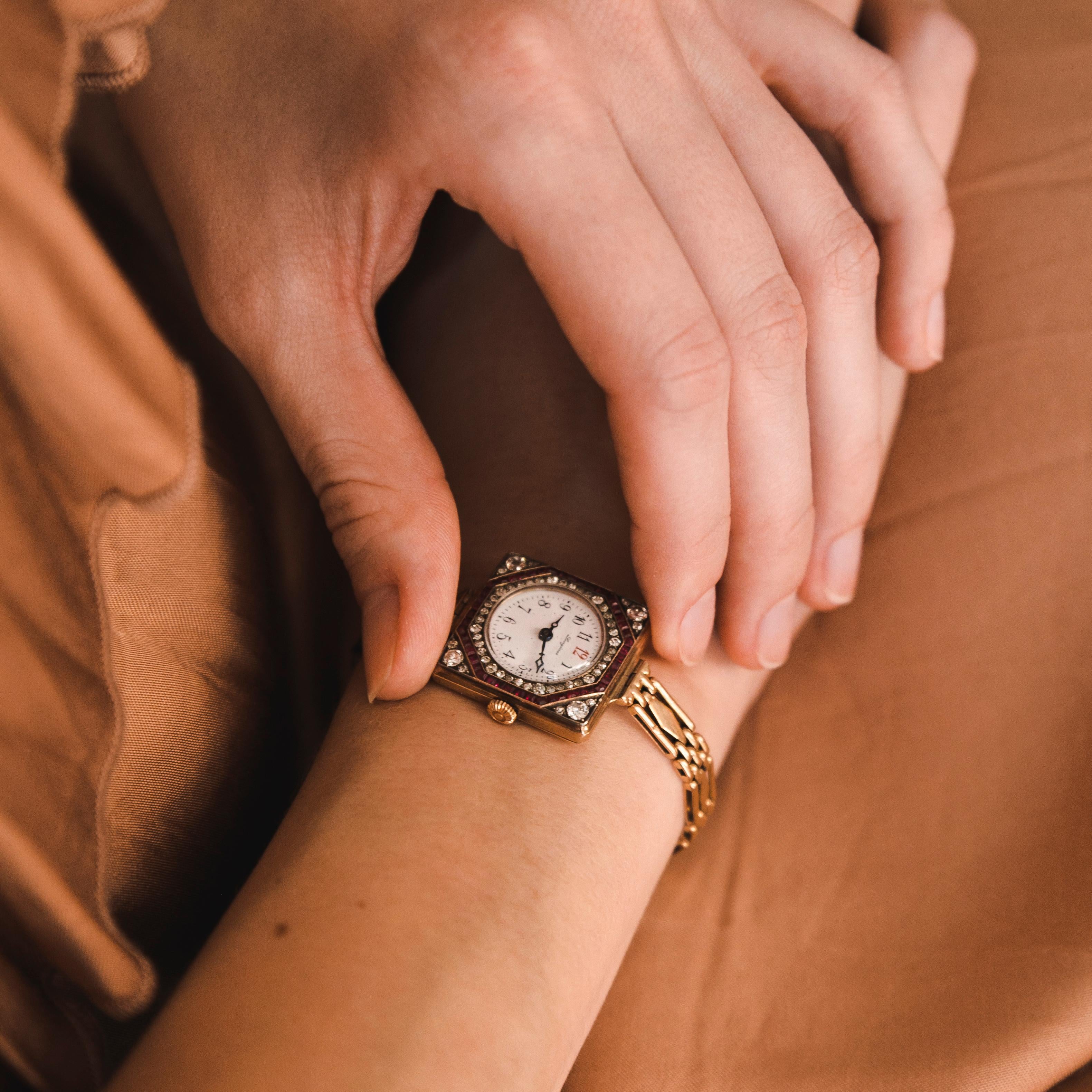 Taille ronde Longines Bracelet montre pour femme en or, rubis et diamants 56 carats, 1910 en vente