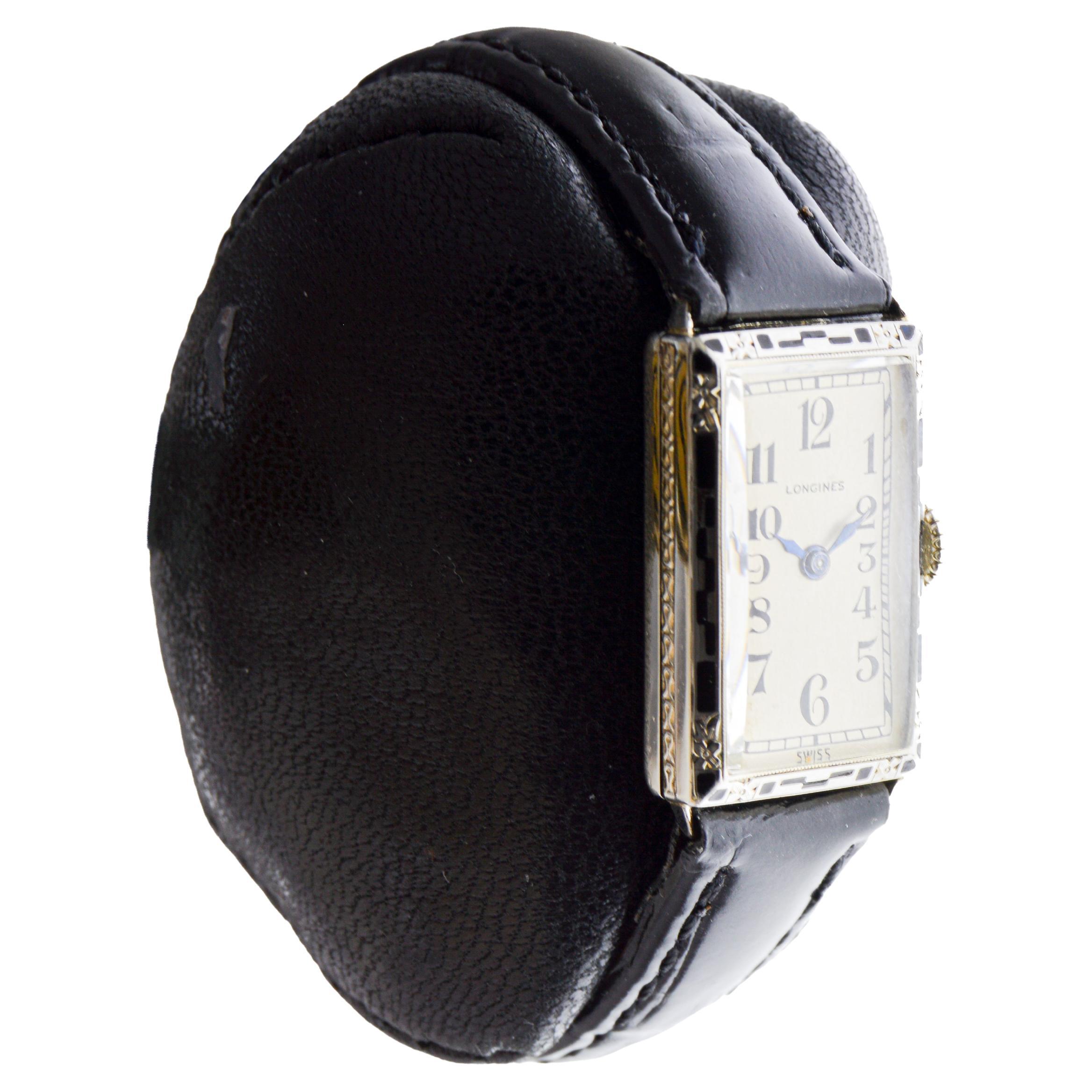 FABBRICA / CASA: Longines Watch Company / Tiffany & Co.
STILE / RIFERIMENTO: Art Deco / Stile Tank
METALLO / MATERIALE: Riempito di oro bianco / intarsio di smalto cotto in forno
CIRCA / ANNO: 1925
DIMENSIONI: Lunghezza 29 mm 