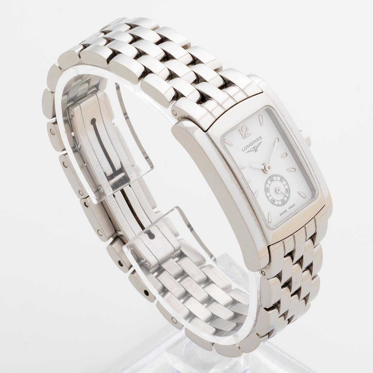 L'emblématique Longines Lady Dolce VITA, d'inspiration déco, est dotée d'un boîtier en acier inoxydable (20 mm x 29 mm) avec queue blanche, sous-cadran des secondes et bracelet en acier inoxydable. Présenté en très bon état, il présente de légers
