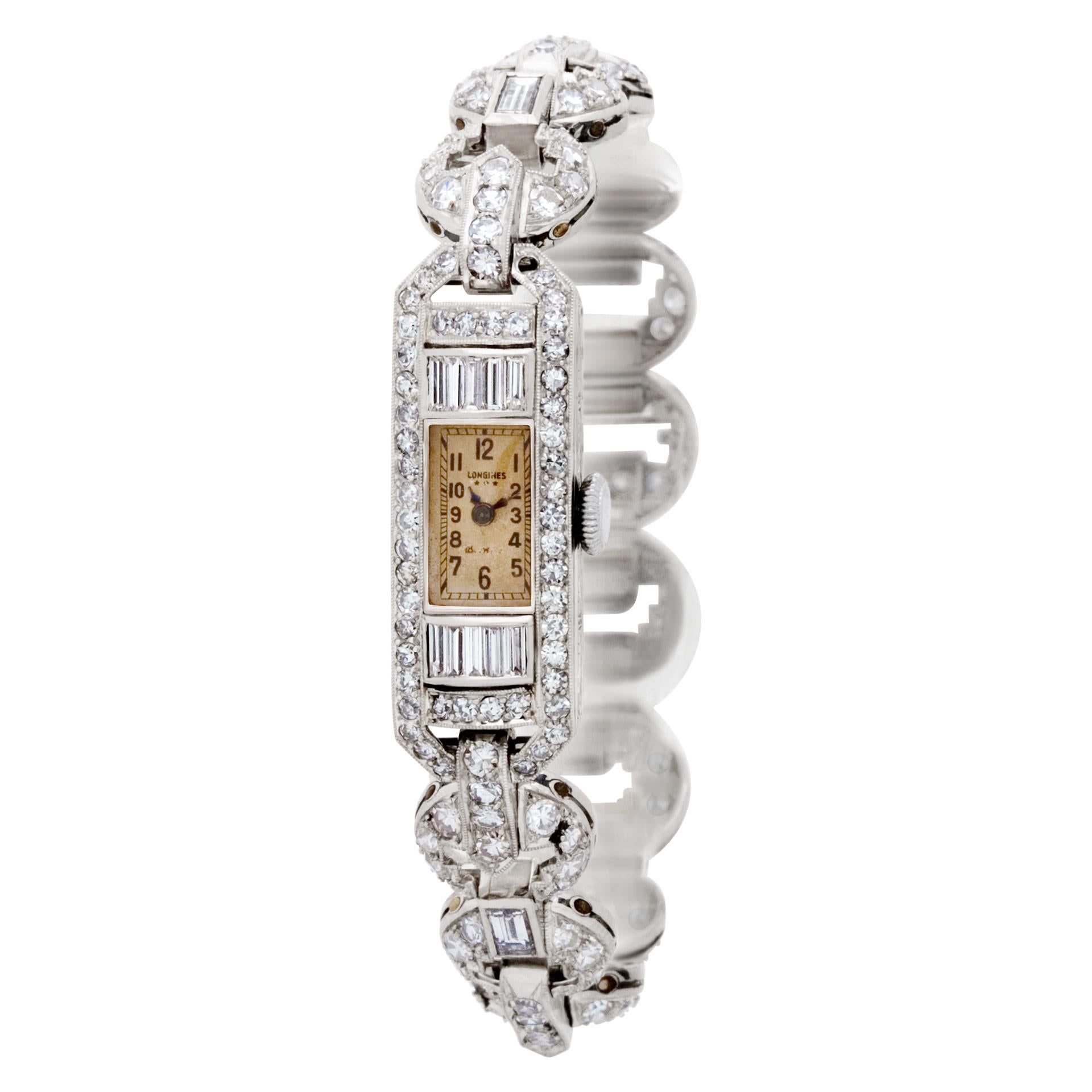Vintage By Longines in Platin und Diamanten mit einem Gesamtgewicht von ca. 4,50 Karat. Diese Uhr kommt mit einer speziellen Bailey Banks & Biddle Schätzung von 1980 mit einem Wiederbeschaffungswert von $9000. Handbuch. Fine Pre-owned Longines Uhr.