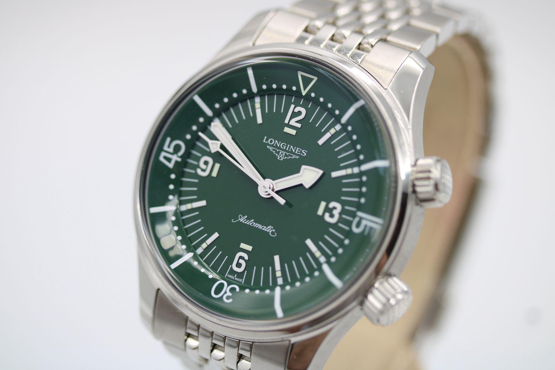 Longines Legend Diver - Ref. L3.764.4.06.6
Añade un toque de color a tu colección con este Longines Legend Diver de 39 mm, acabado en una vibrante esfera verde con marcadores blancos de alto contraste y un bisel giratorio interior que se acciona