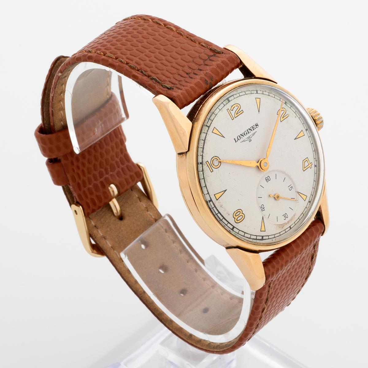 Nuestro Longines vintage tiene una caja de oro de 9 quilates que mide 33 mm (35 inc. corona) por 42,4 mm (de orejeta a orejeta) y funciona con un movimiento de 17 rubíes de cuerda manual. La caja lleva el sello Baume (único importador de Longines en