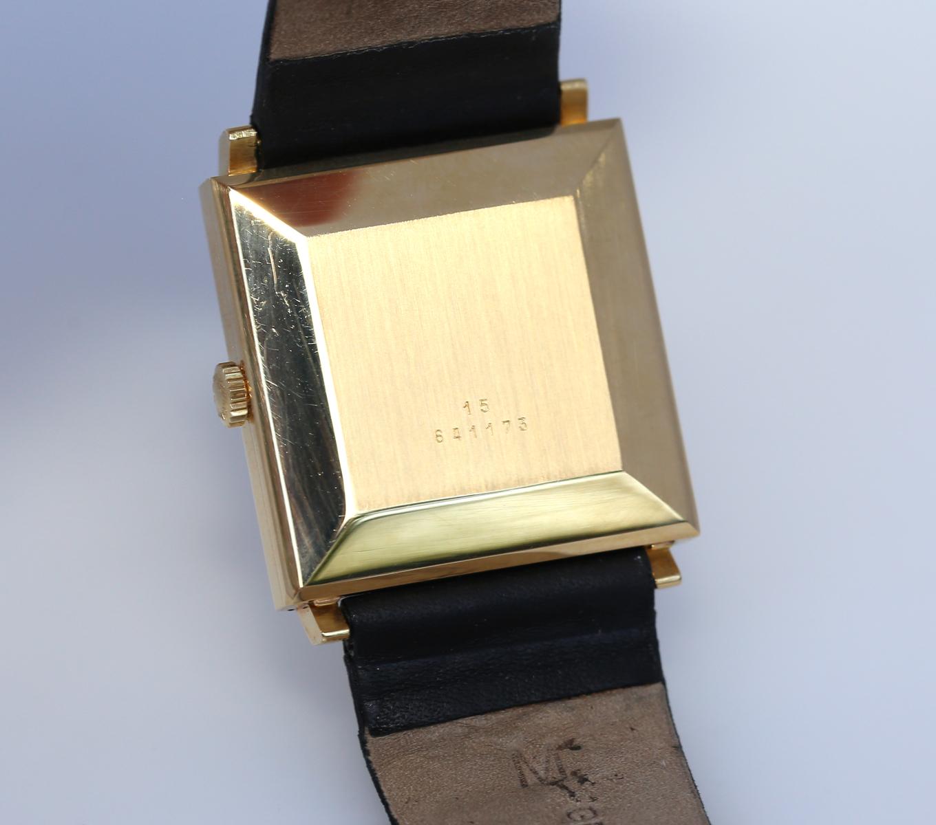 Longines Mechanical Automatic Date Swiss Watch Square 18K Yellow Gold, 1970 In Good Condition In Herzelia, Tel Aviv